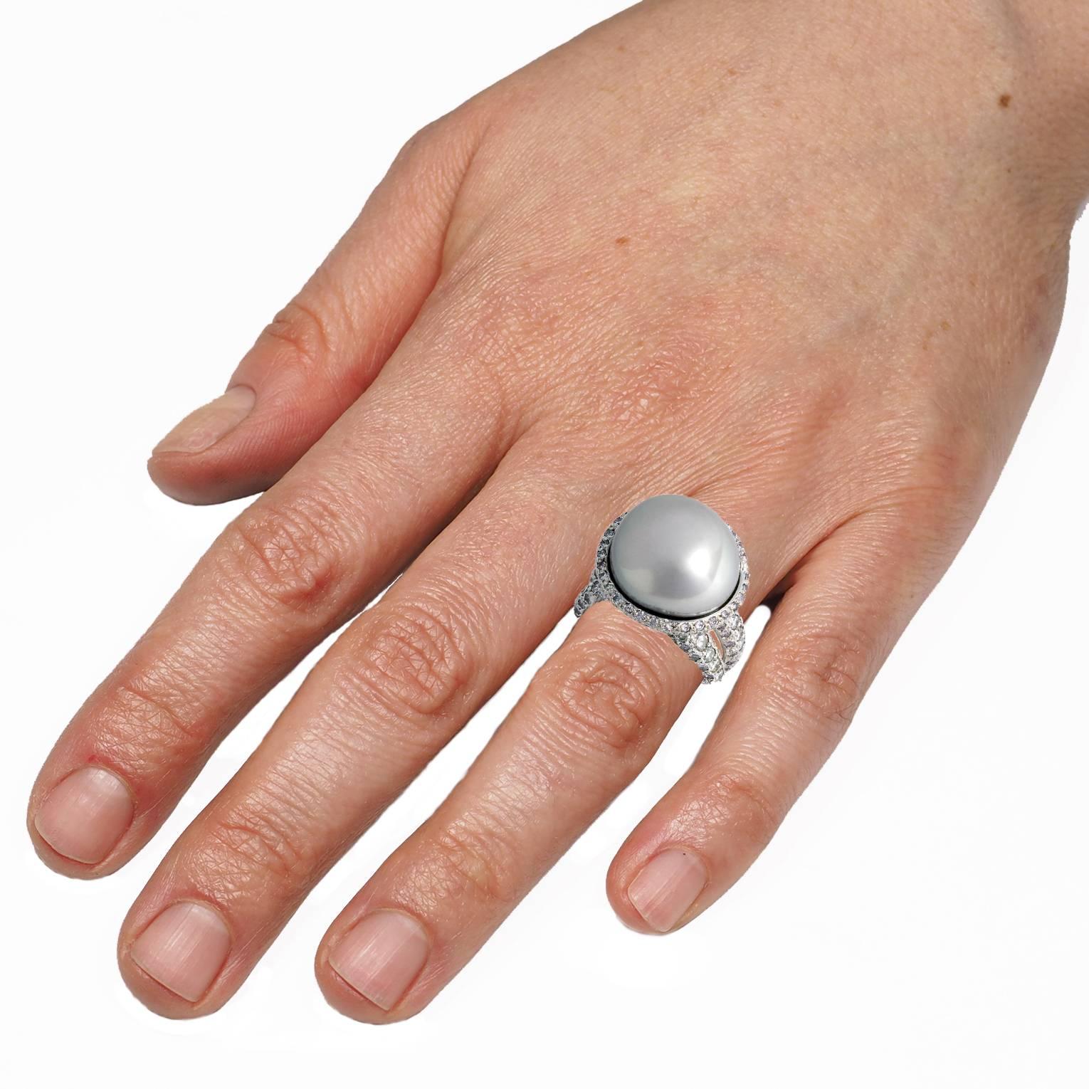 Der Ring aus 18k Weißgold, Diamanten 1,59 ct. und einem grau-rosa Keshi 
perle ist definitiv eine Augenweide.