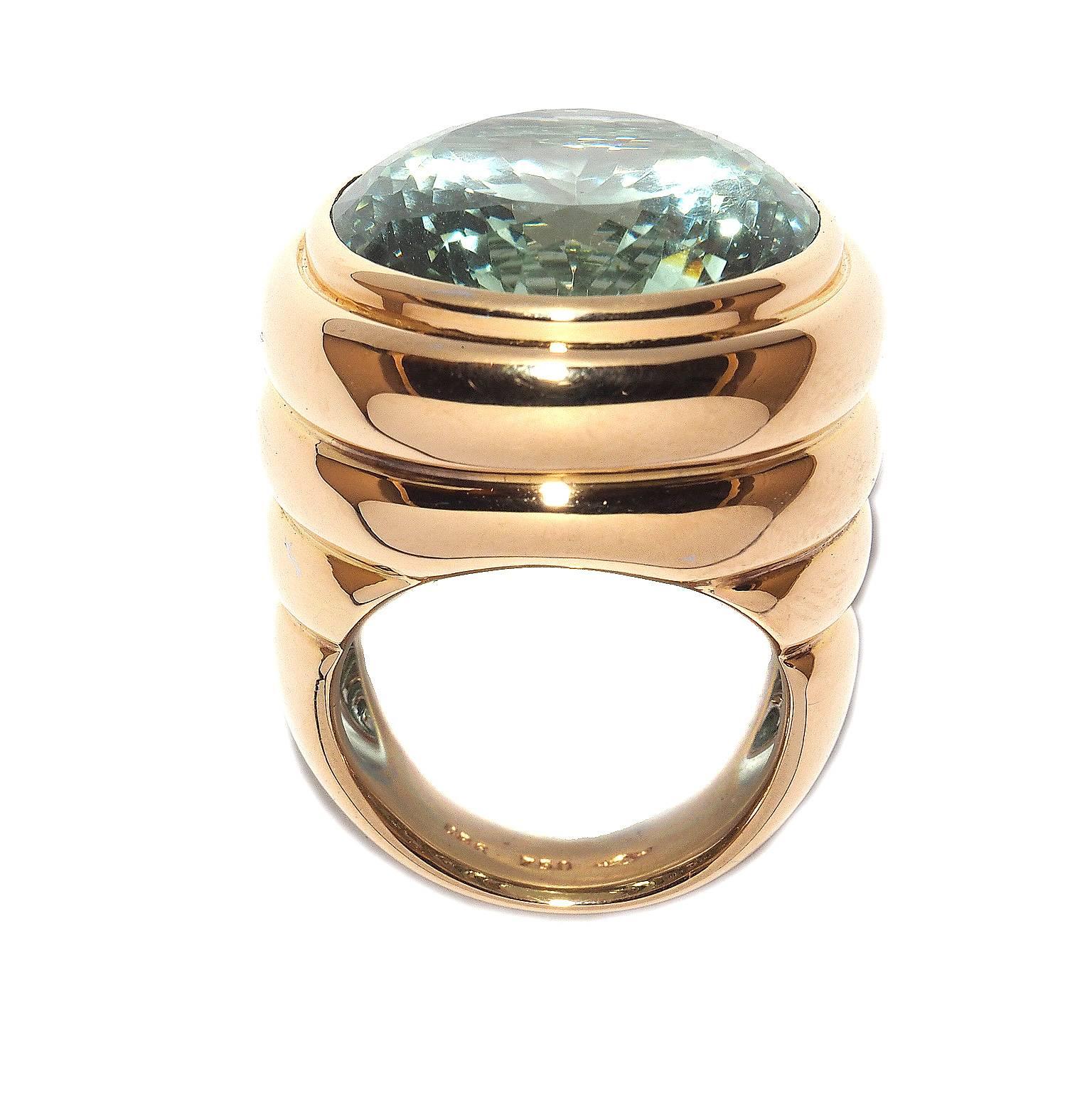 This light green beryl, cut to perfection, is in an eye-catching ring in 18k rosé gold. This ring has a size of 57.