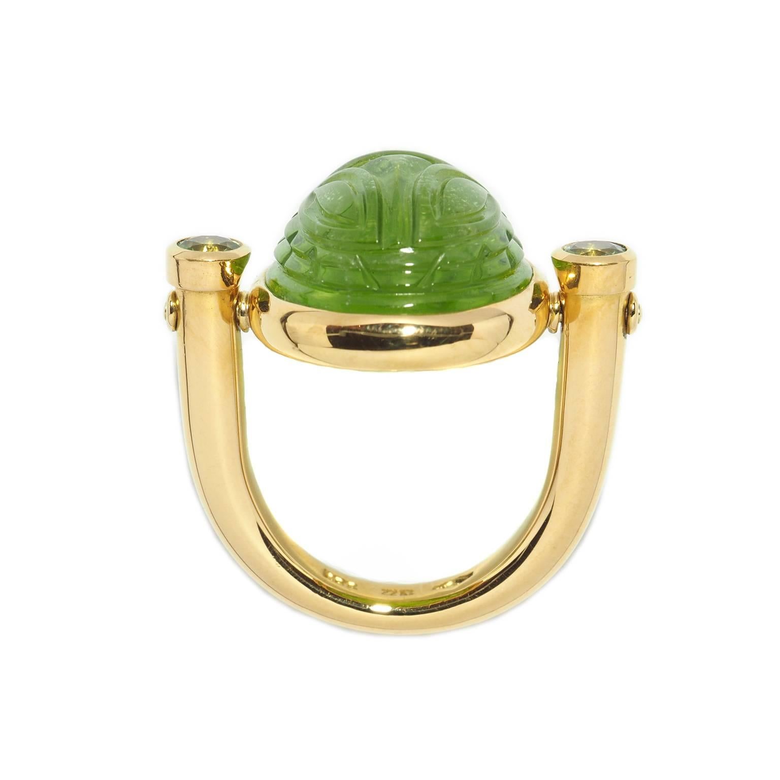 These 3 fresh green peridots will bring the spring to you.
The harmony between the warm yellow gold and the stones is magnificent.
The large peridot has a weight of 26.86 ct and the two small stones weigh 0.47 ct. This ring has a size of 58.
The