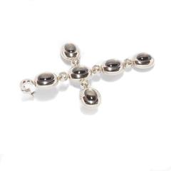 Pendentif croix en or blanc 18 carats, saphirs étoilés 6,66 carats, diamants 0,65 carat