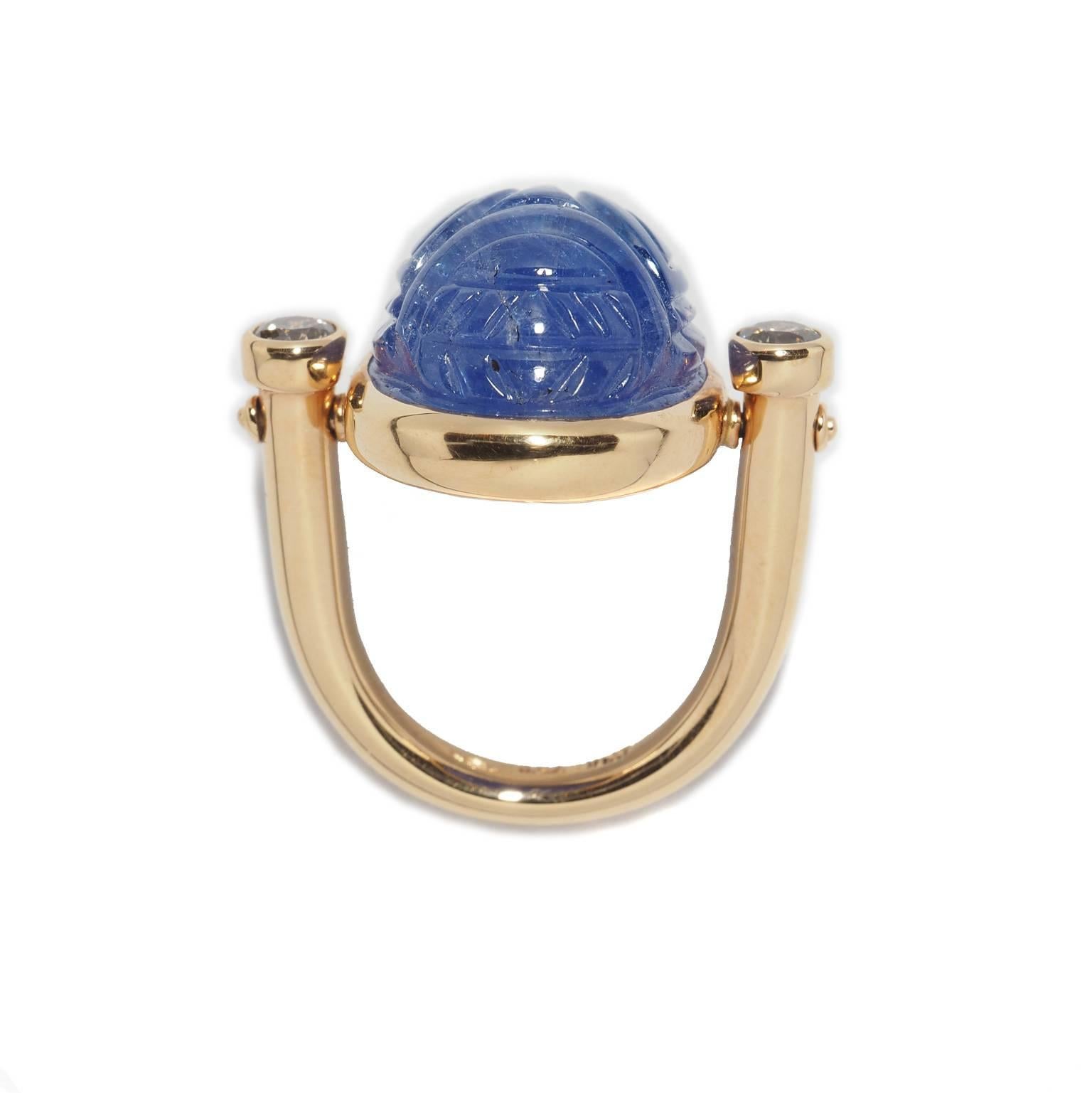 With its deep blue colour the tanzanite 30.15 ct with the two light brown brilliant-cut diamonds 0.53 ct beside him is an extraordinary eyecatcher in size 56. In old Egypt the scarab was a symbol for resurrection and life and since that time a lucky
