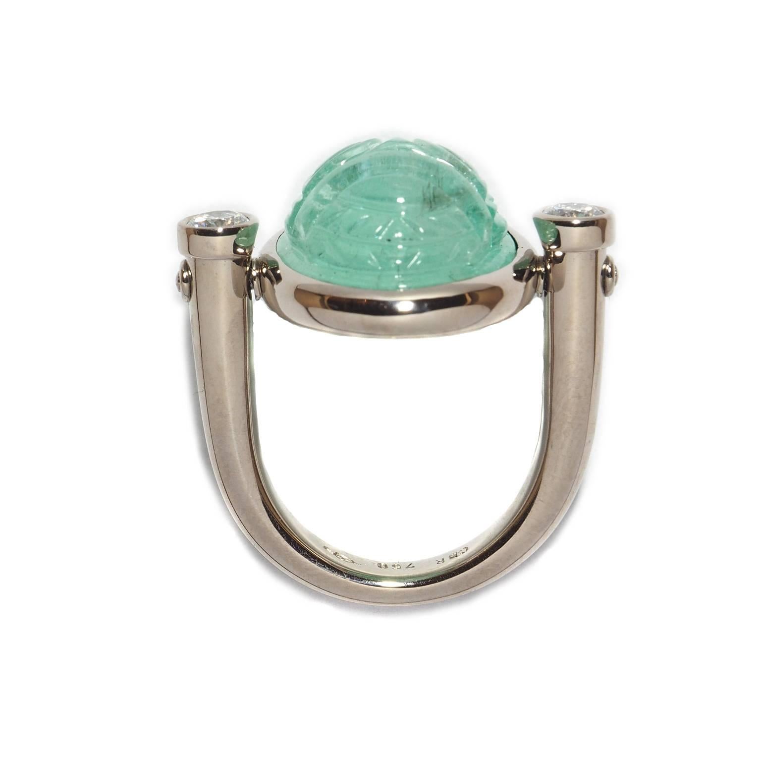 In old Egypt the scarab was a symbol for resurrection and life and since that time a lucky charm for everyone. The very rare mosambique paraiba tourmaline 15.03 ct has an incredible turquoise colour. With its radiant two brilliant-cut diamonds 0.37