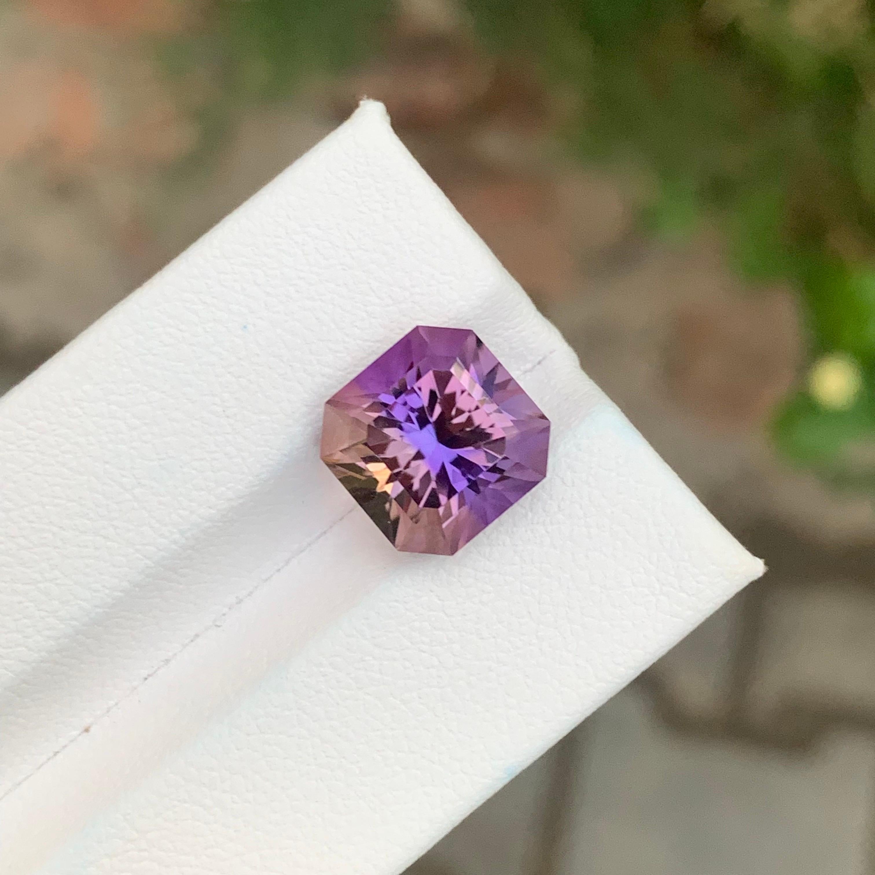 Amétrine à facettes 

Poids : 6,35 carats
Dimension : 10,8 x 10,8 x 8,8 mm 
Forme : Carré 
Couleur : violet et jaune
Traitement : Non
Certificat : Sur demande du client
.
L'amétrine est une pierre précieuse unique et frappante qui combine