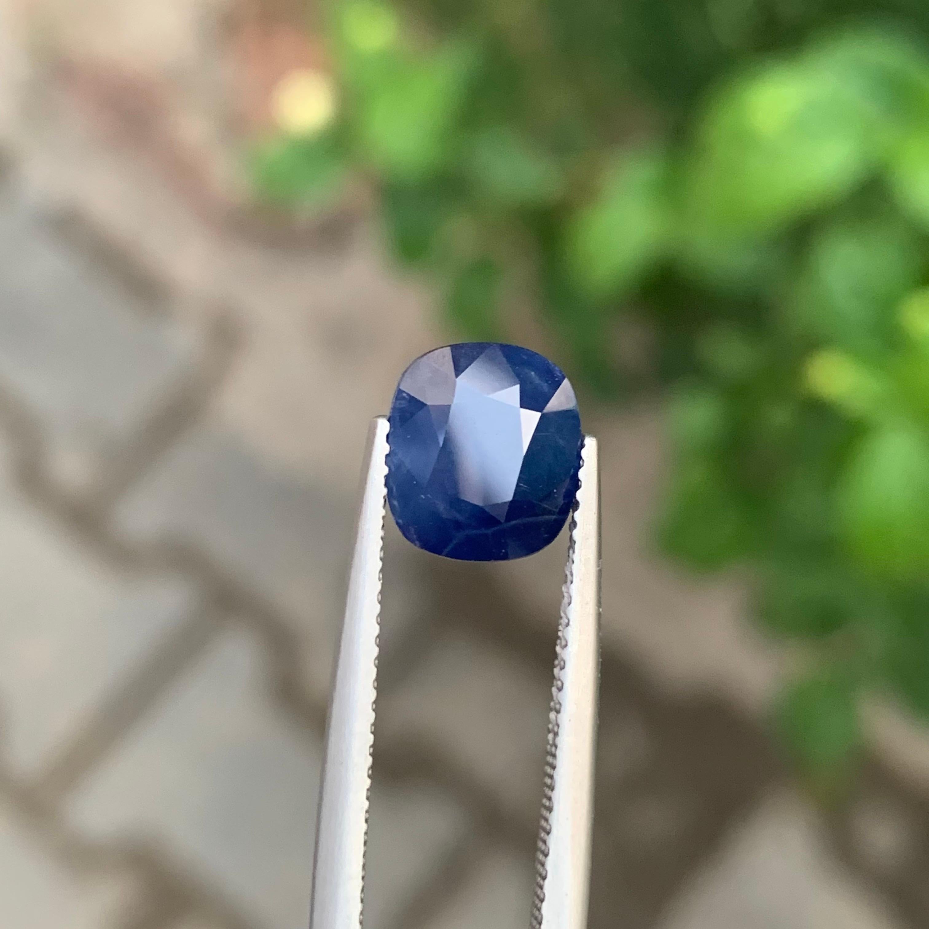 Loser Saphir

Gewicht: 3,15 Karat
Größen: 8.9 x 7.9 x 5.1 Mm
Herkunft: Madagaskar
Die Form: Kissen 
Farbe: Blau
Behandlung: Wärmeerhöhung
Zertifikat: Auf Kundenwunsch

Der Saphir, ein Edelstein von legendärer Schönheit und beständiger