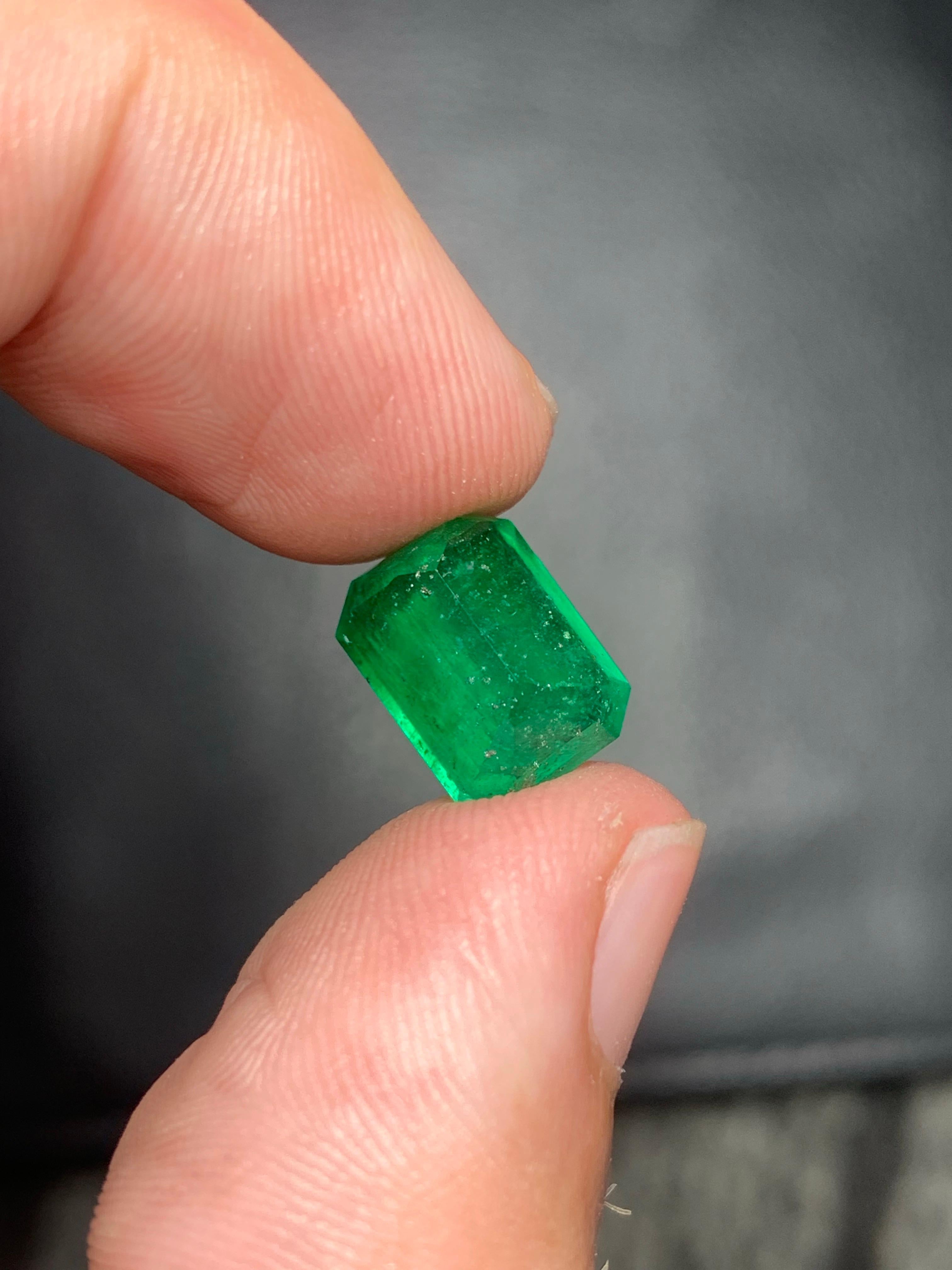 Facettierter Smaragd
Gewicht: 4,50 Karat
Abmessungen: 11,5 x 8,4 x 6,2 mm
Herkunft: Swat Pakistan
Die Form: Smaragd 
Behandlung: Leichtes Öl
Zertifikat: Auf Kundenwunsch

In den üppigen Tälern von Swat in Khyber Pakhtunkhwa, Pakistan, ist der Grüne