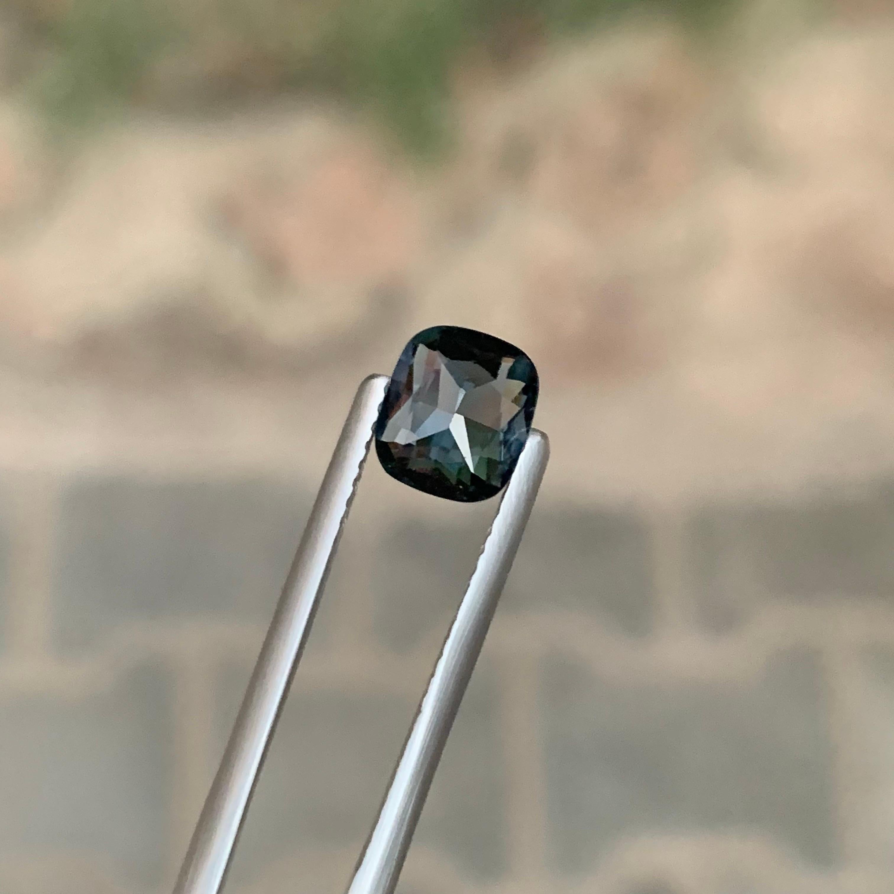 Gemma naturale sciolta con taglio a cuscino di Spinello della Tanzania certificata AIG da 1.51 carati in vendita 7