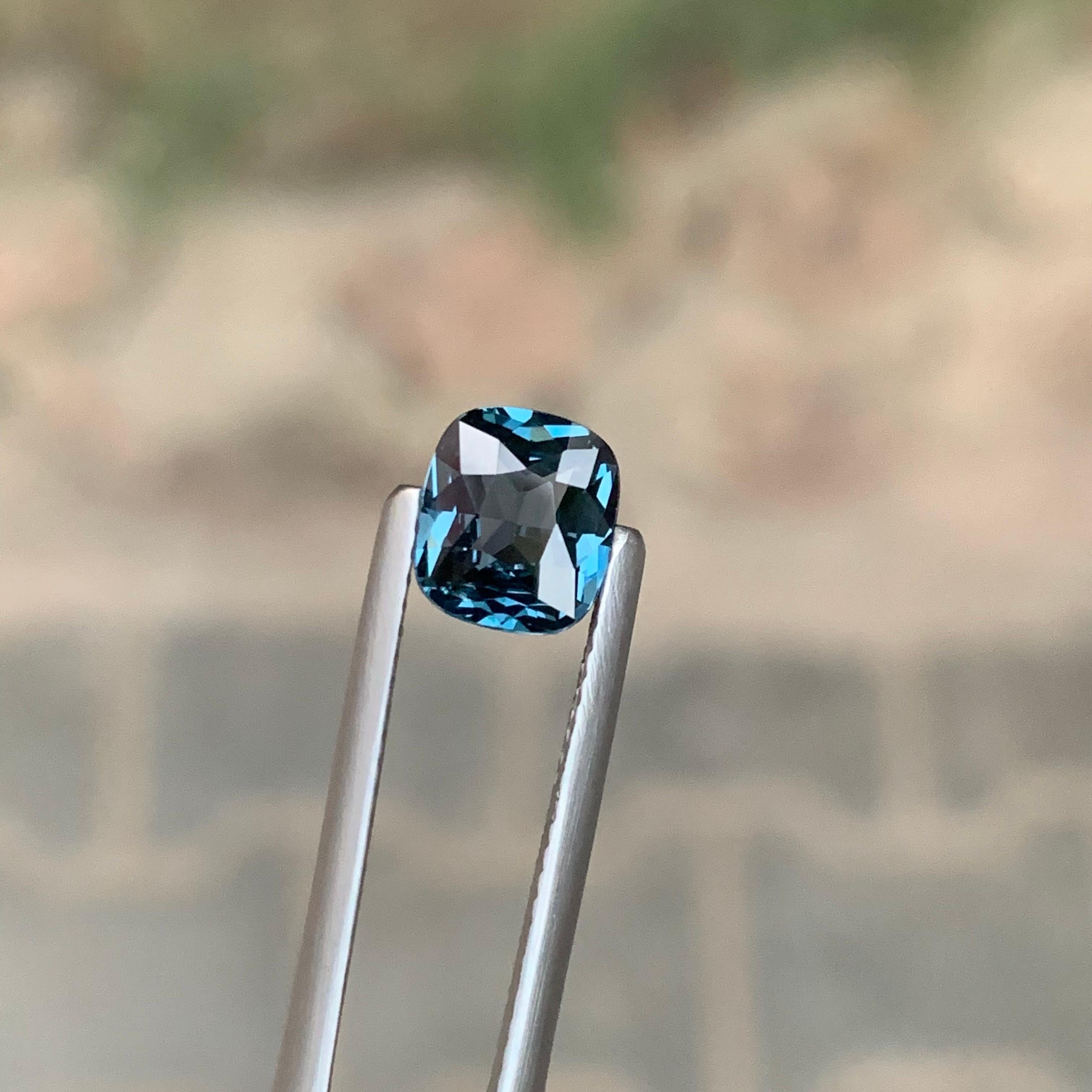 Gemma naturale sciolta con taglio a cuscino di Spinello della Tanzania certificata AIG da 1.51 carati in vendita 6