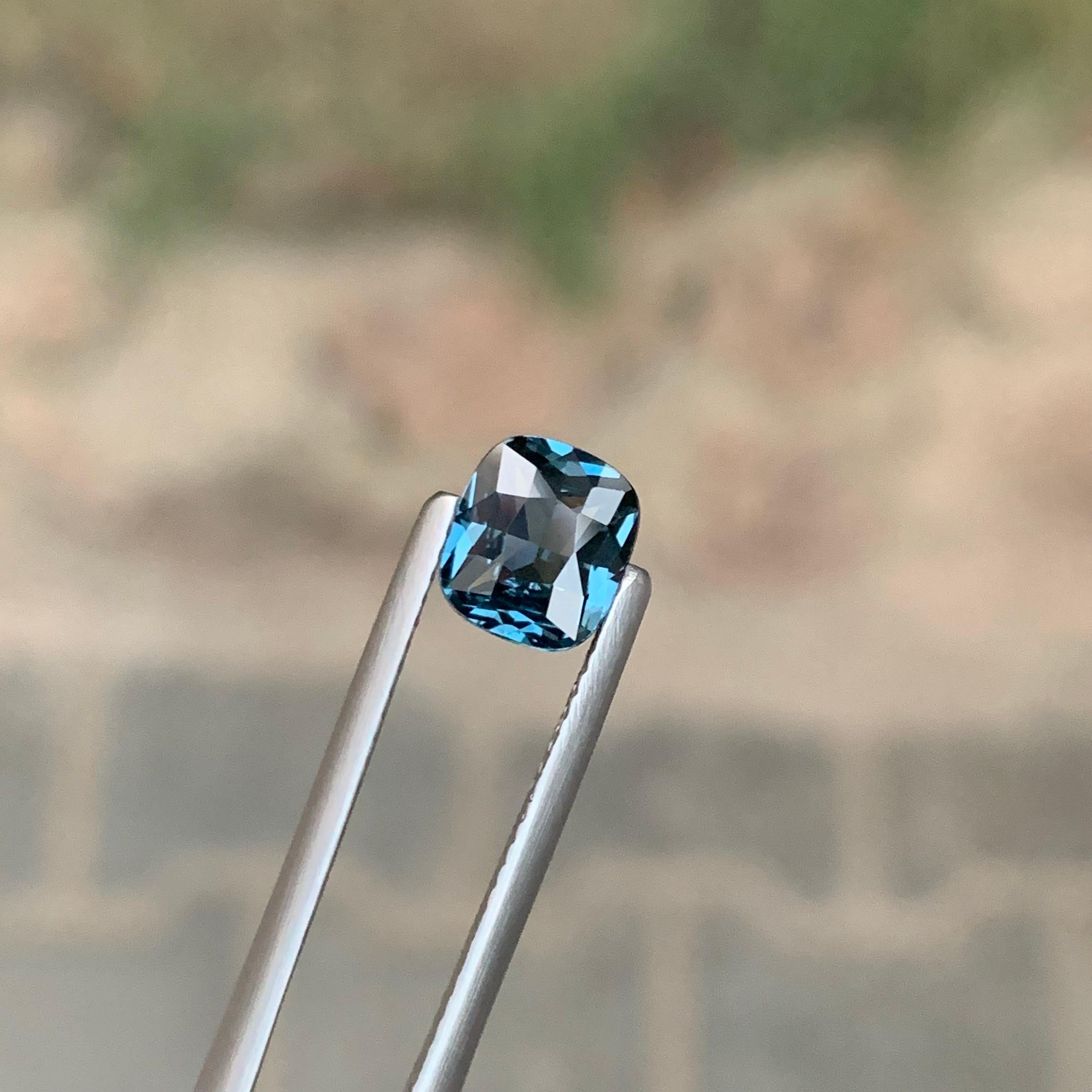 Gemma naturale sciolta con taglio a cuscino di Spinello della Tanzania certificata AIG da 1.51 carati in vendita 9