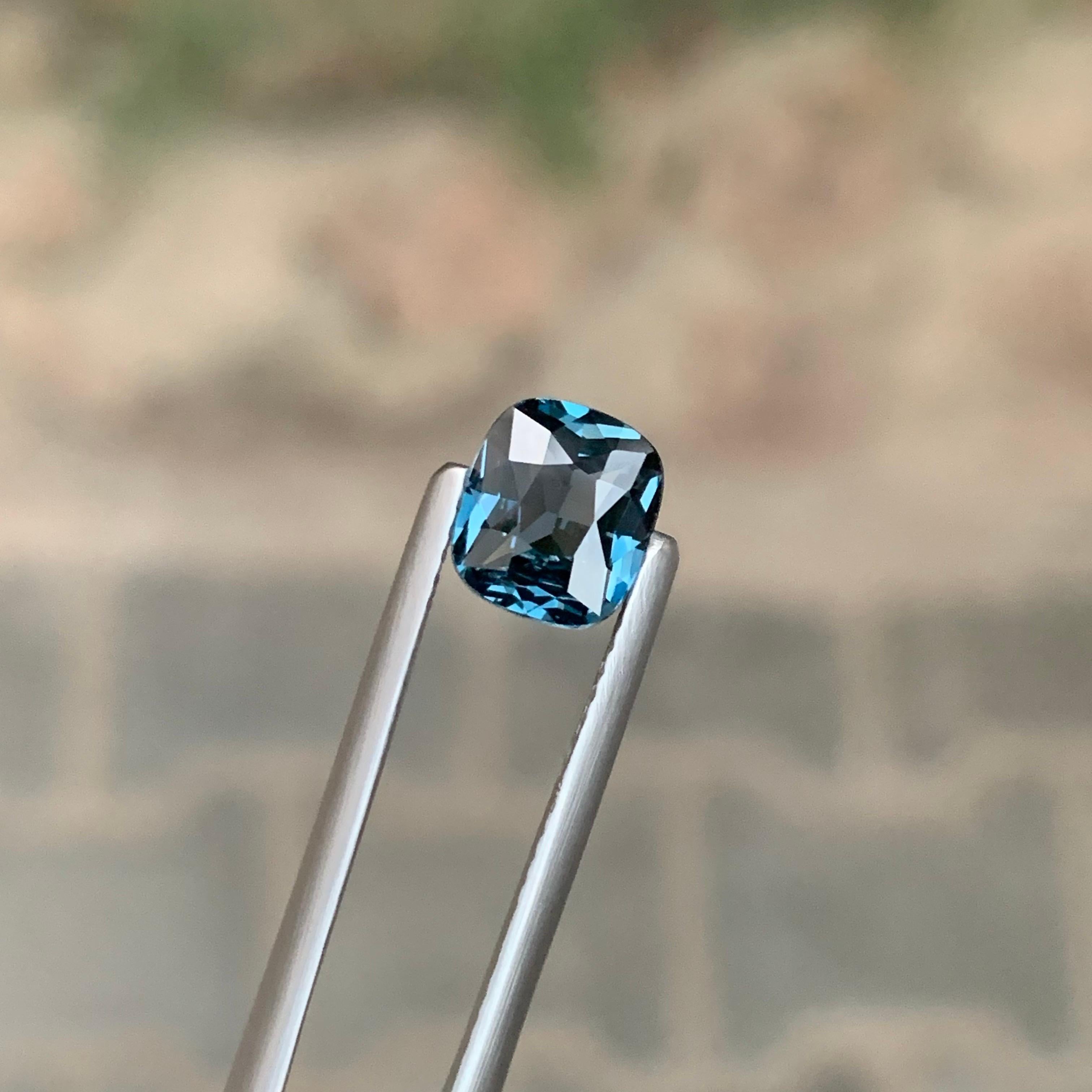 Gemma naturale sciolta con taglio a cuscino di Spinello della Tanzania certificata AIG da 1.51 carati in vendita 10