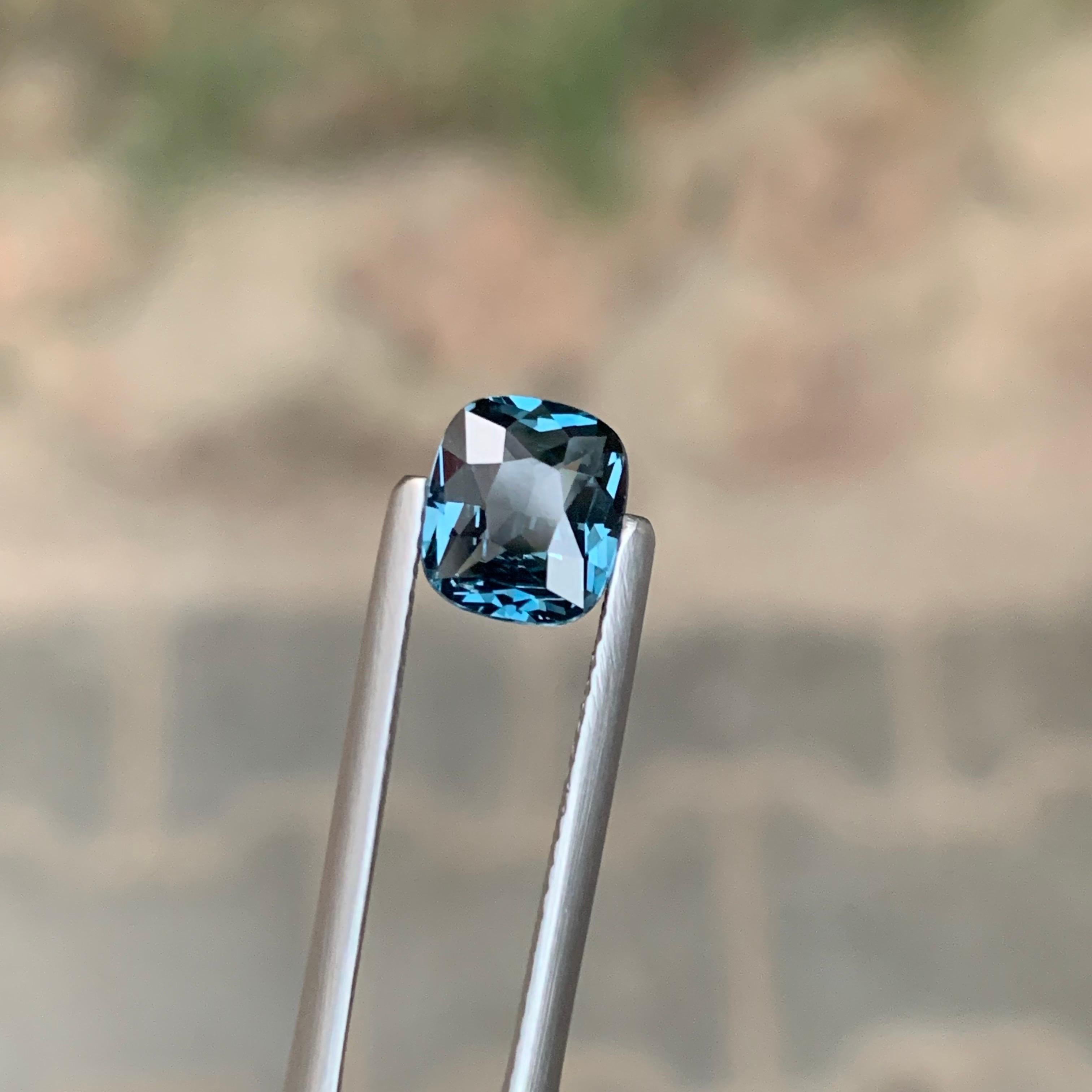 Gemma naturale sciolta con taglio a cuscino di Spinello della Tanzania certificata AIG da 1.51 carati in vendita 12