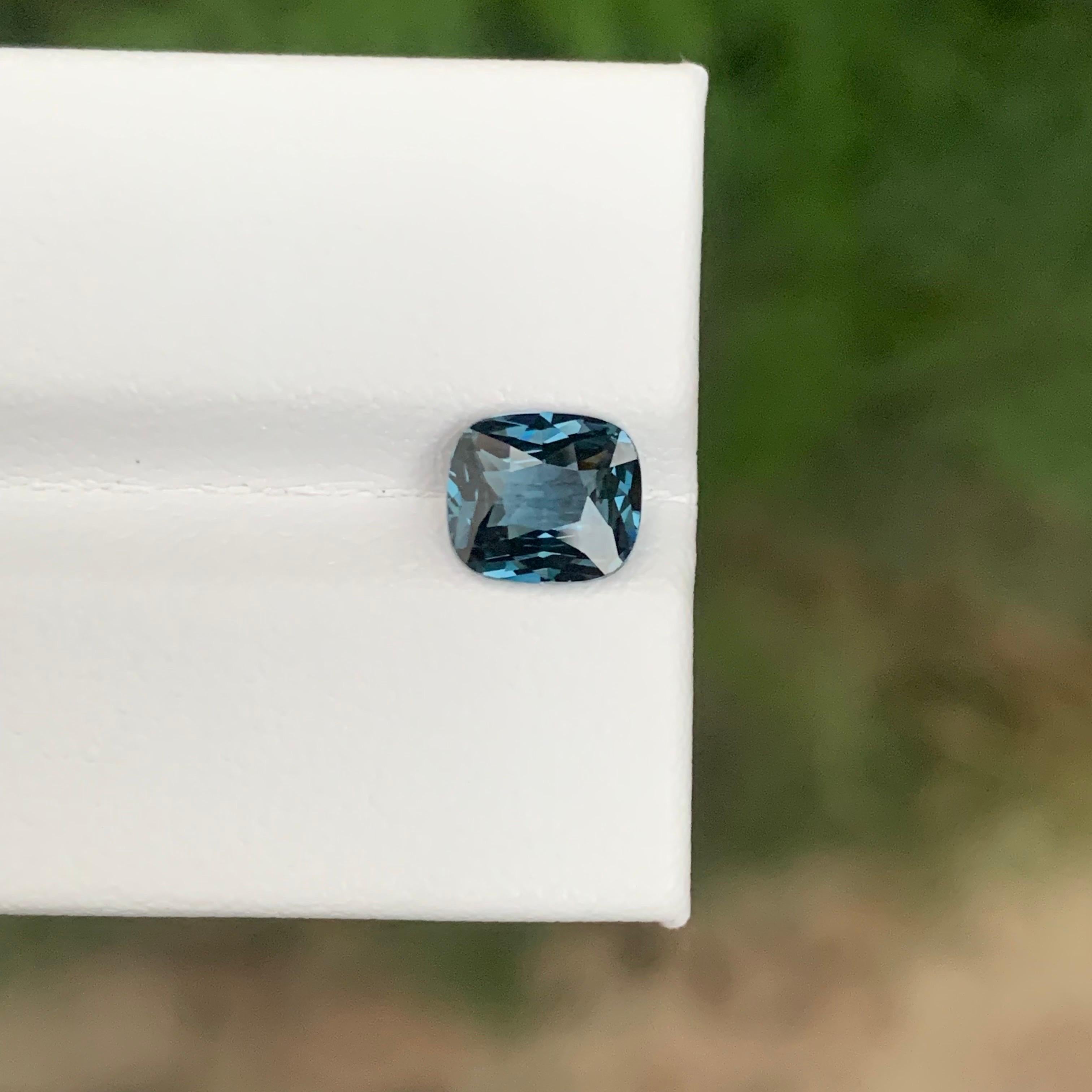 Gemma naturale sciolta con taglio a cuscino di Spinello della Tanzania certificata AIG da 1.51 carati in vendita 11