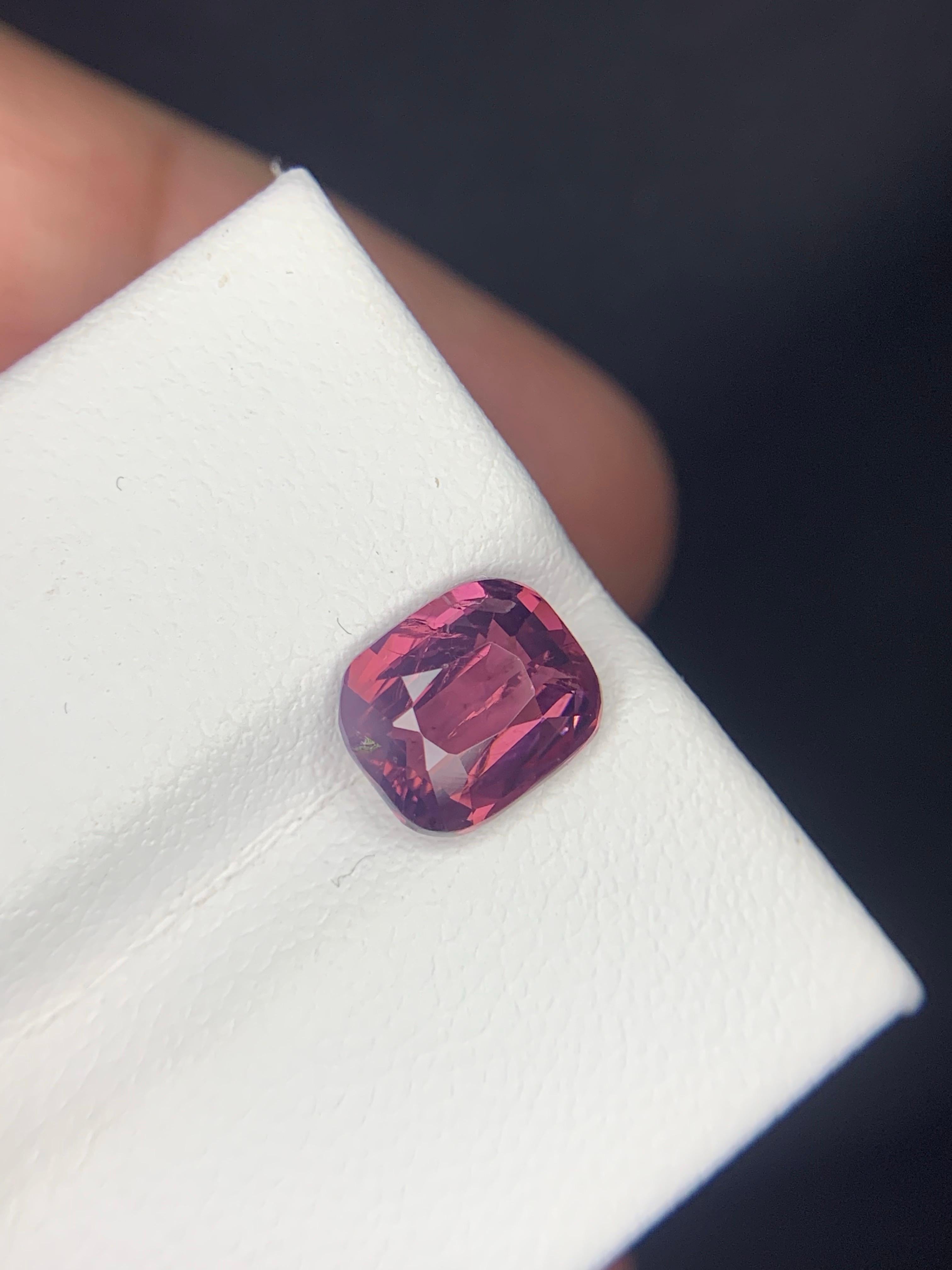1.90 Carat Natural Loose Spinel Cushion Cut Gemstone From Tanzania (pierres précieuses de Tanzanie) en vente 8