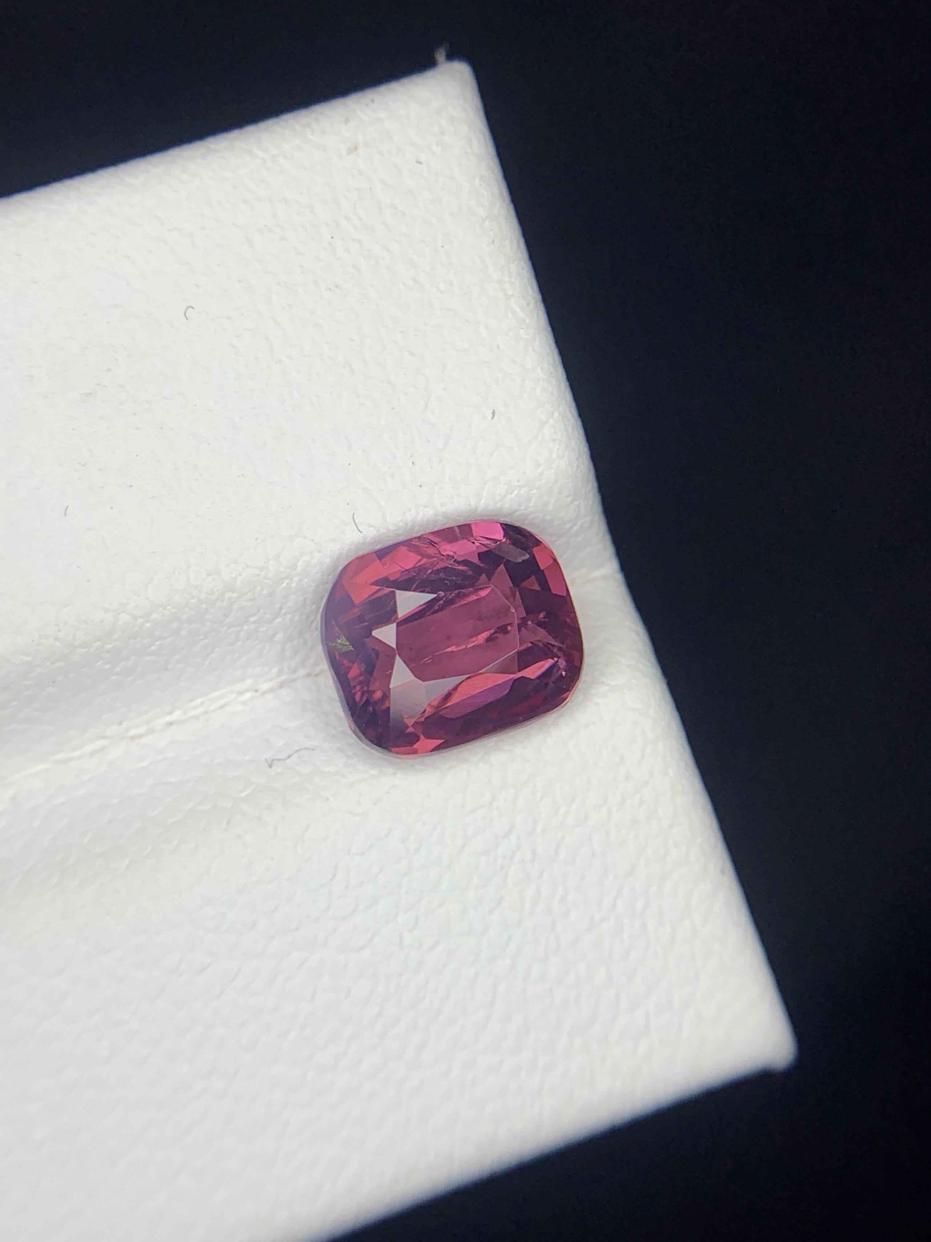 1.90 Carat Natural Loose Spinel Cushion Cut Gemstone From Tanzania (pierres précieuses de Tanzanie) en vente 7