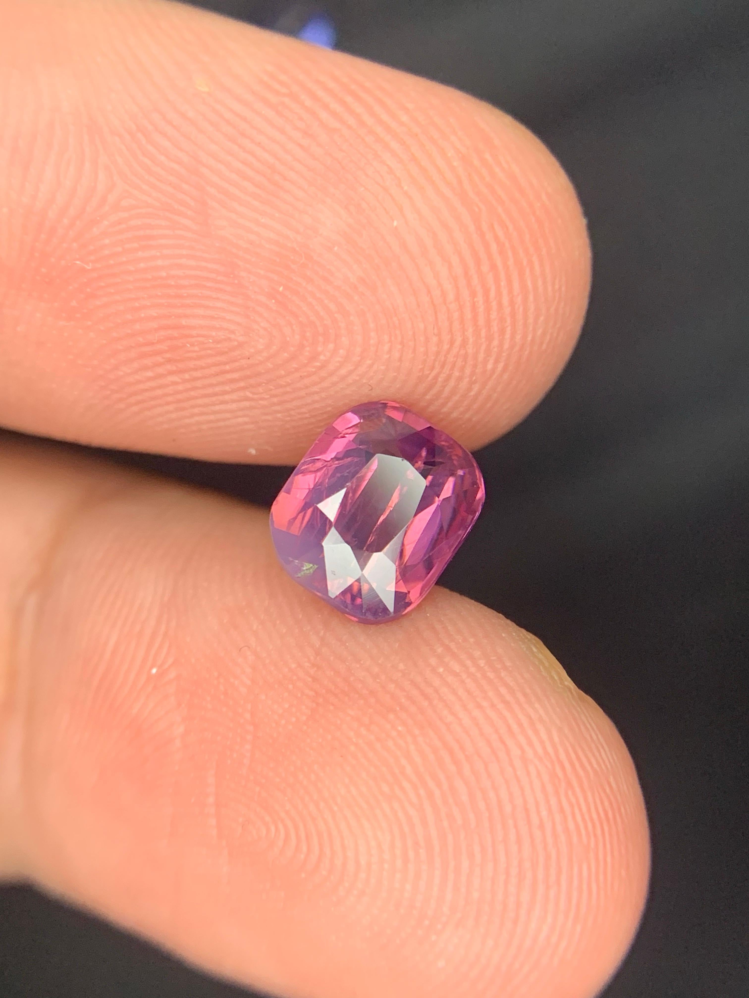 1.90 Carat Natural Loose Spinel Cushion Cut Gemstone From Tanzania (pierres précieuses de Tanzanie) en vente 9