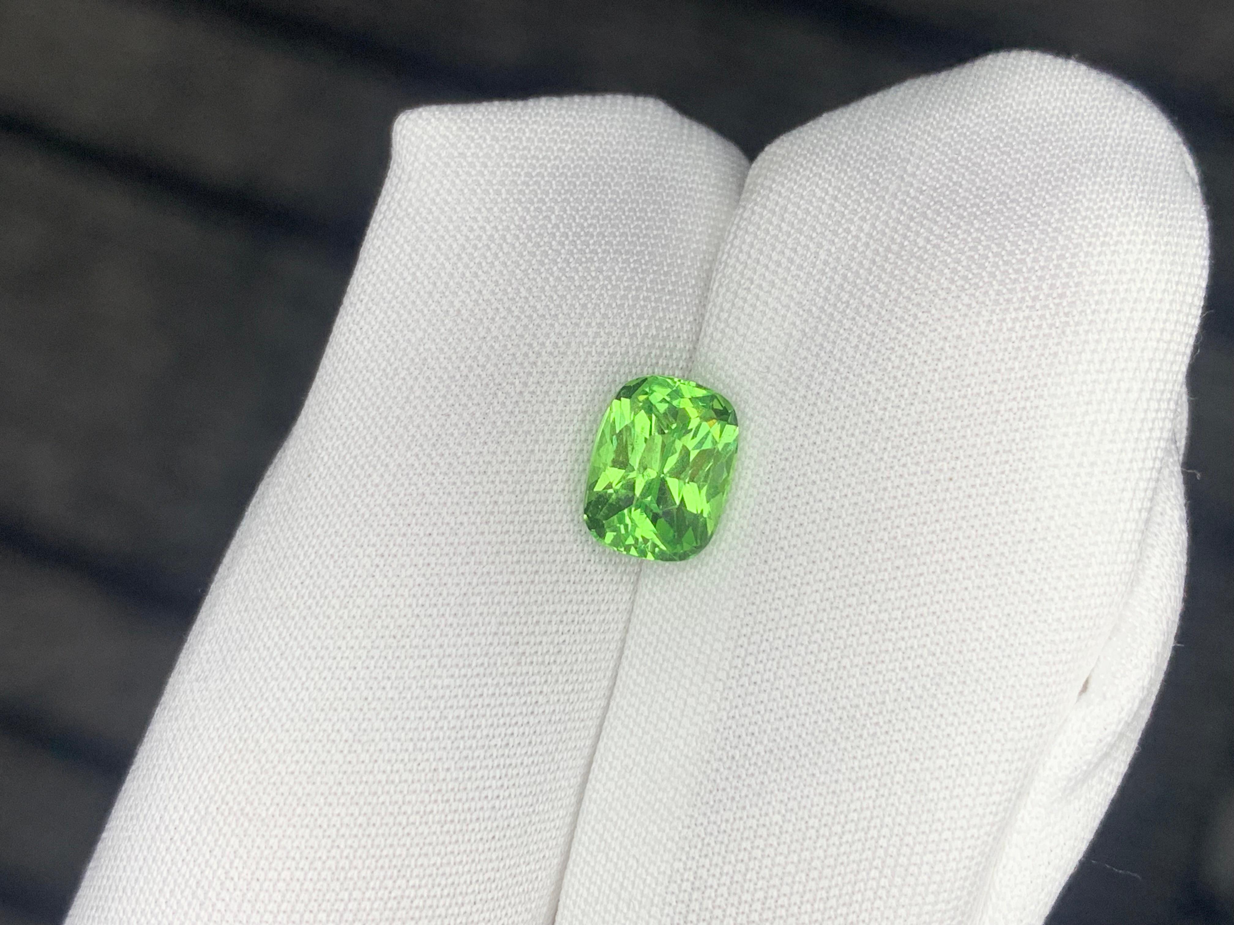 1.50 Carat Natural Loose Tsavorite Garnet Cushion Shape Gemstone (pierre précieuse en forme de coussin) en vente 3