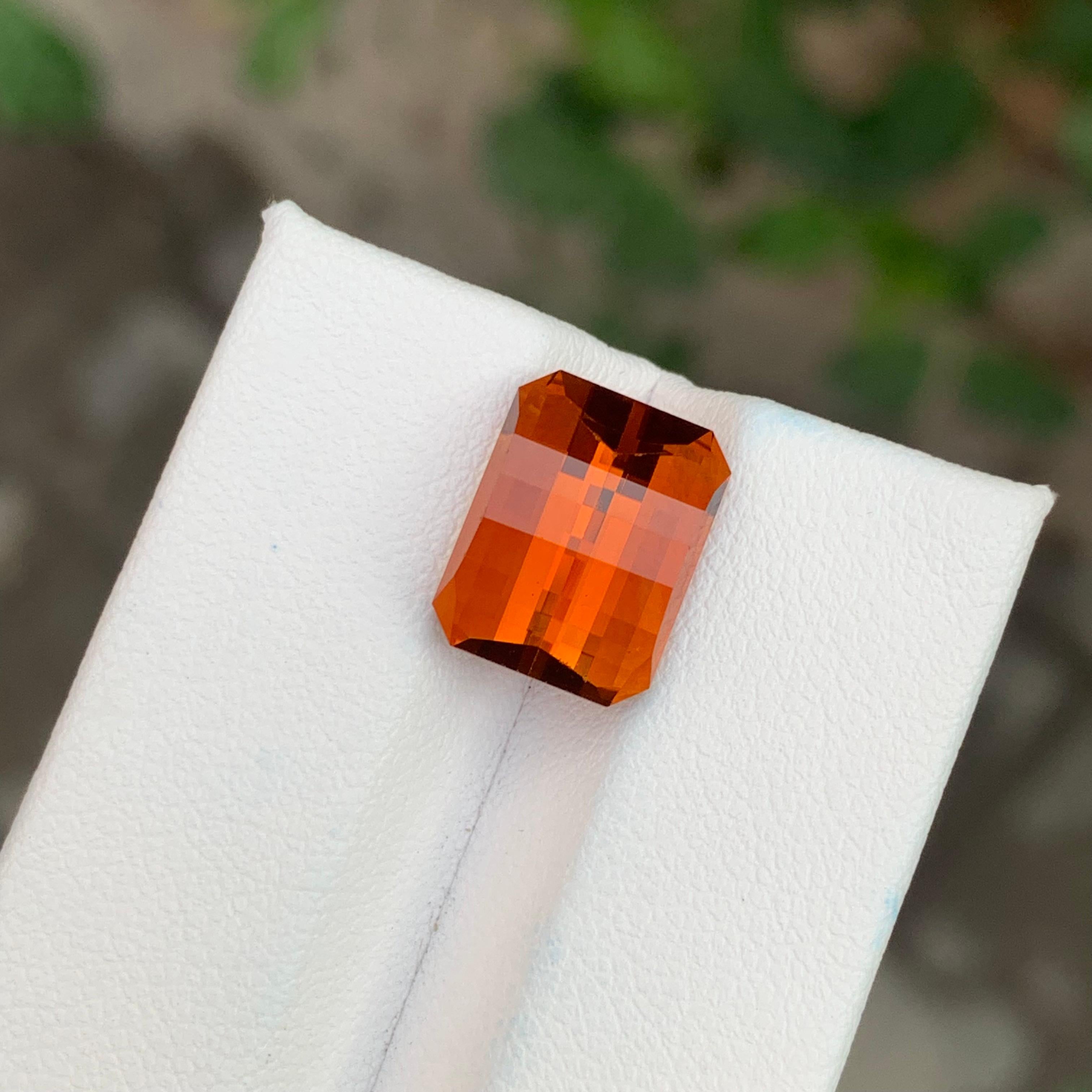 Loser Madeira-Citrin

Gewicht: 6,15 Karat
Abmessung: 12 x 9.3 x 7.8 Mm
Herkunft: Brasilien
Farbe : Orange und Gelb
Die Form: Smaragd 
Zertifikat: Auf Anfrage

Der Madeira-Citrin, ein bezaubernder Edelstein, der nach den reichen und warmen Farbtönen