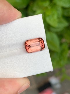 4,30 Karat schwerer, loser, naturbelassener, pfirsichrosa Turmalin im Kissen-Schliff