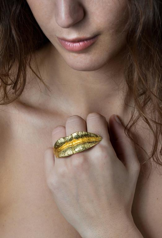 18 Kt yellow gold lip ring, also available in black rhodium. 
2.1 x 6 cm
edition of 12
signed and numbered
Designed for the middle finger

When Elisabetta Cipriani Gallery proposed the jewellery collaboration project to the noted artist Jannis