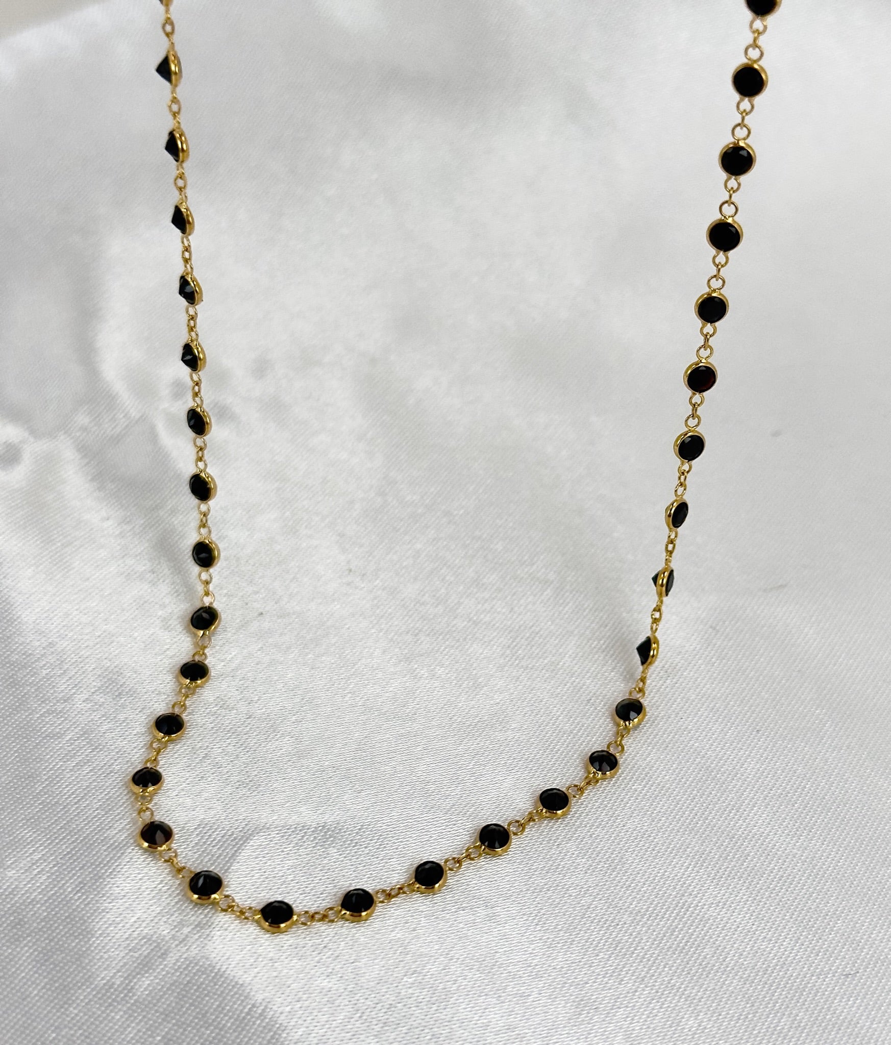 Collier tennis en spinelle noire, collier de pierres précieuses, collier en or 18 carats en vente
