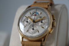Universal Geneve Yellow Gold Tri-Compax Chronograph Wristwatch