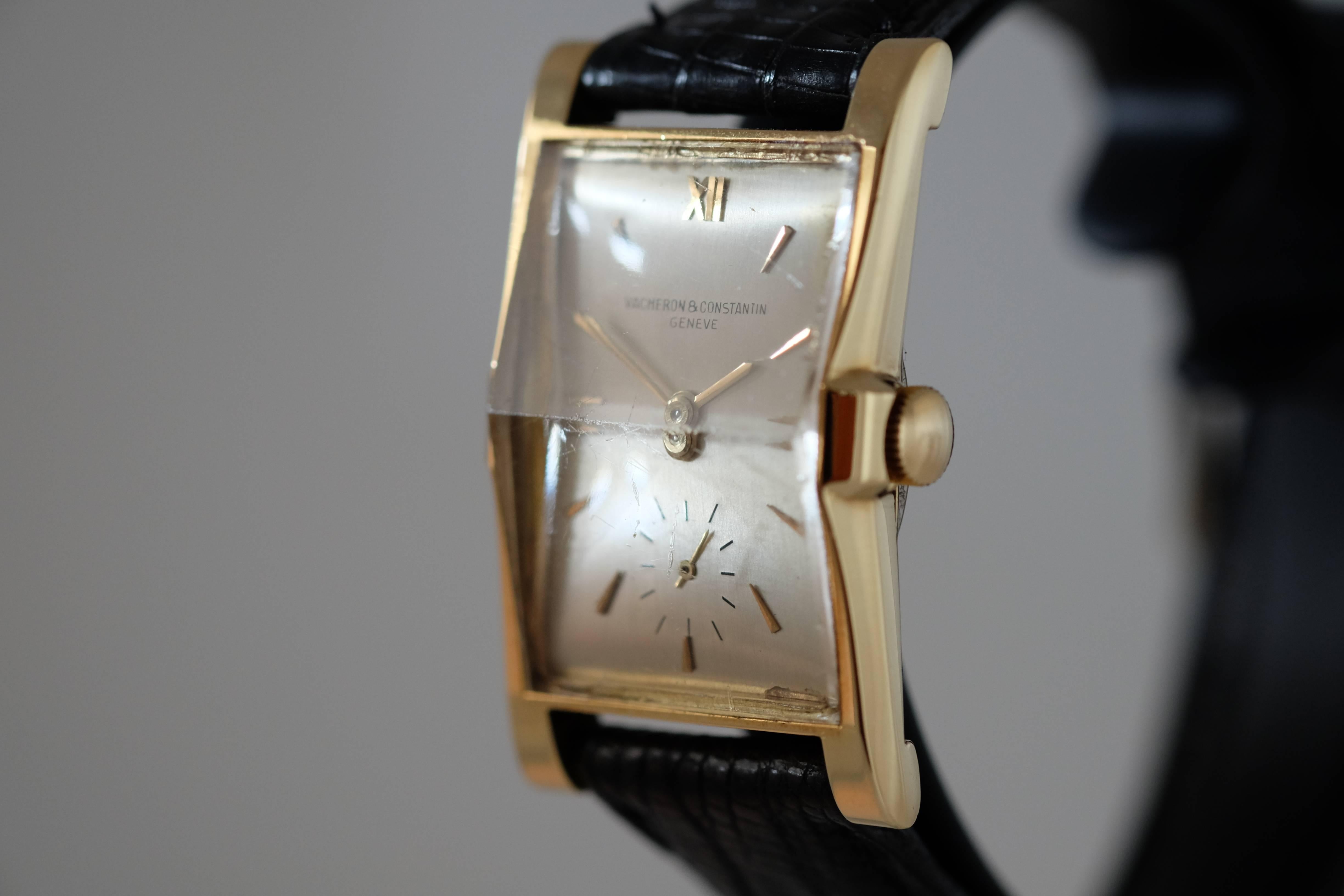 Vacheron Constantin. An 18k Gold Wristwatch with Rectangular Case

Reference: 4591

Case No: 337xxx

Movement No: 485xxx

Circa: 1950

Cal. 435/3c mechanical movement, 17 jewels, silvered matte dial, applied gold dart numerals with Roman