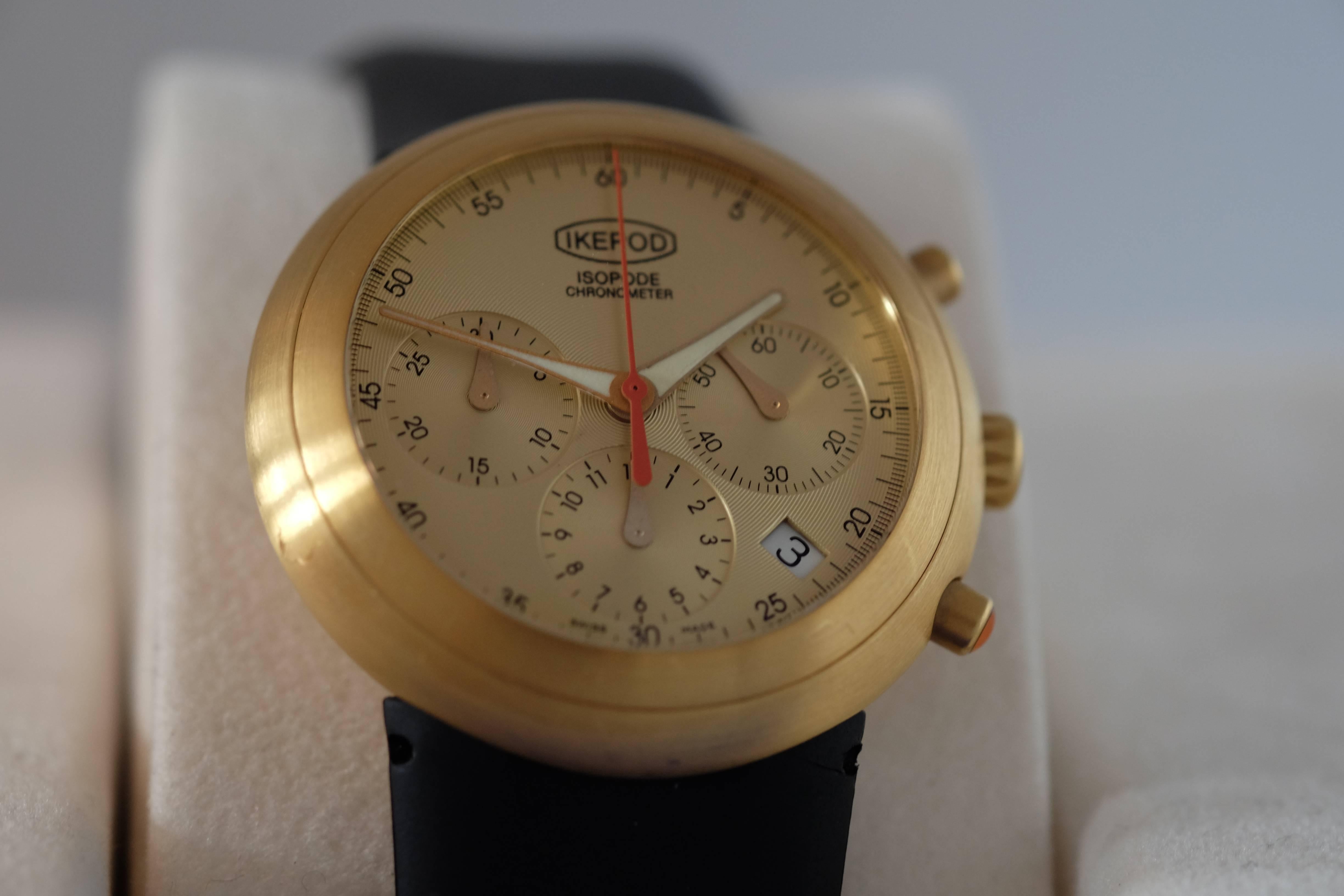 Ikepod. 18k Yellow Gold Automatic Chronograph Wristwatch with Date

Model: Isopode Chronograph

Watch No. 0xx/999, COSC No. 7xx

Circa: 2002

Cal. ETA2892 automatic movement, 37 jewels, gold engine-turned dial, outer minutes ring with black