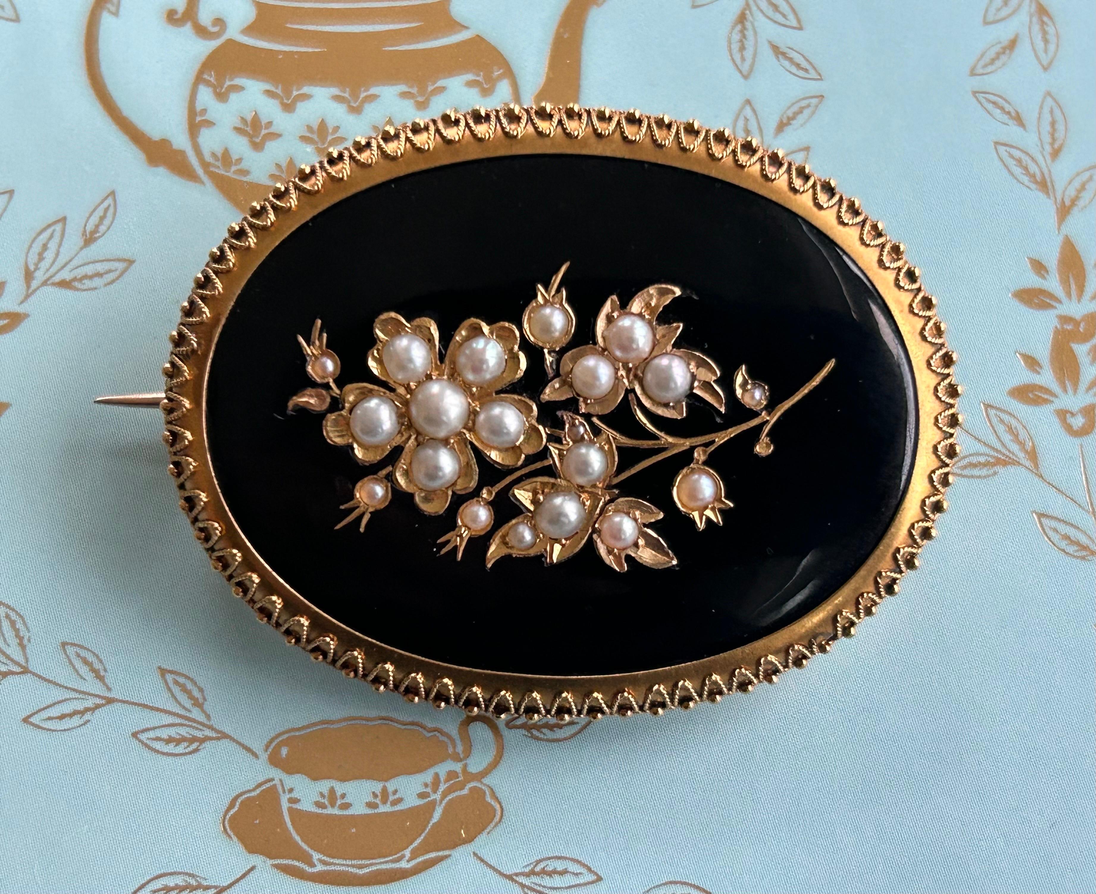 Victorian Onyx and Pearl mourning brooch, 9k yellow gold For Sale 2