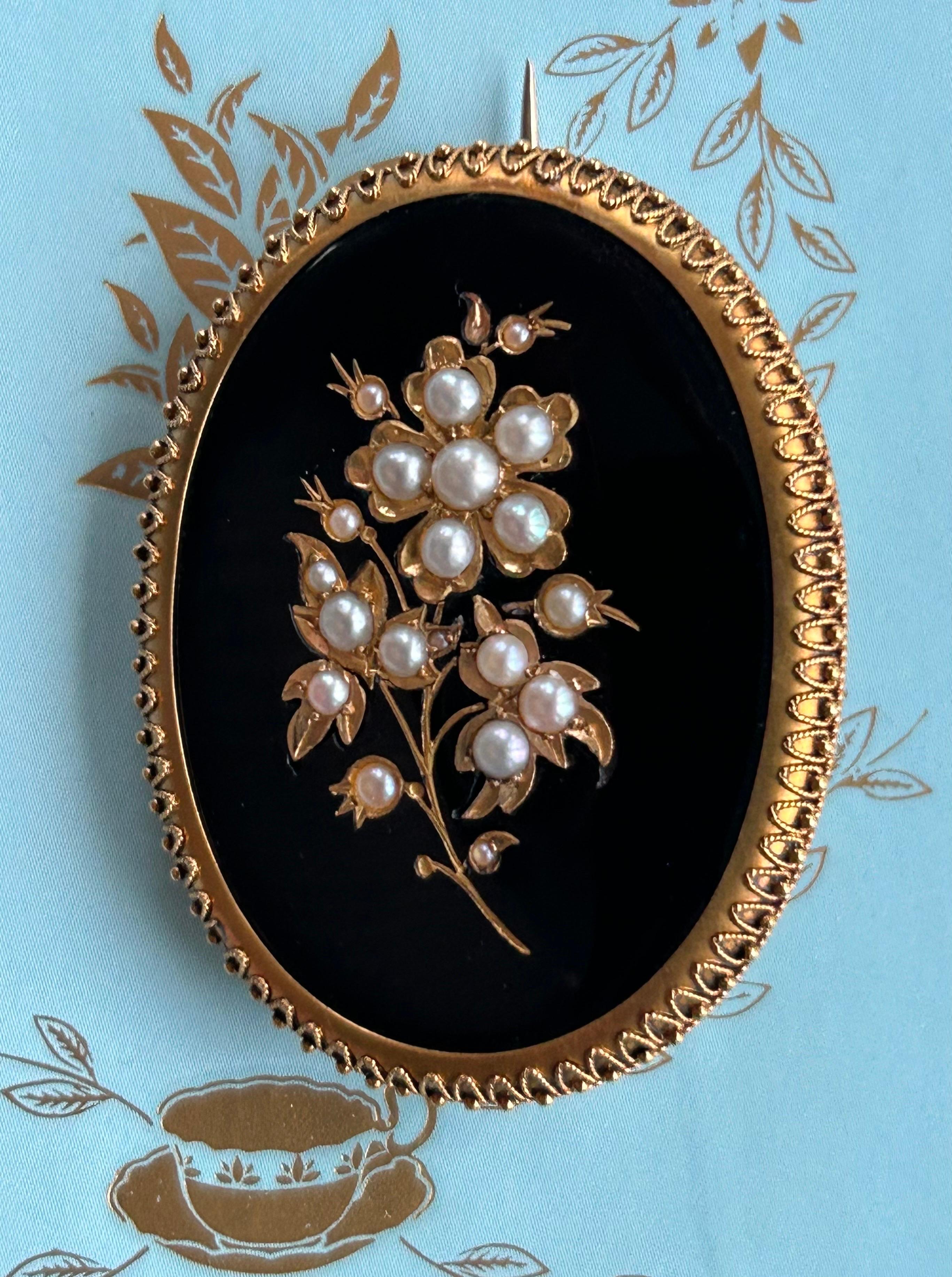 Victorian Onyx and Pearl mourning brooch, 9k yellow gold For Sale 3