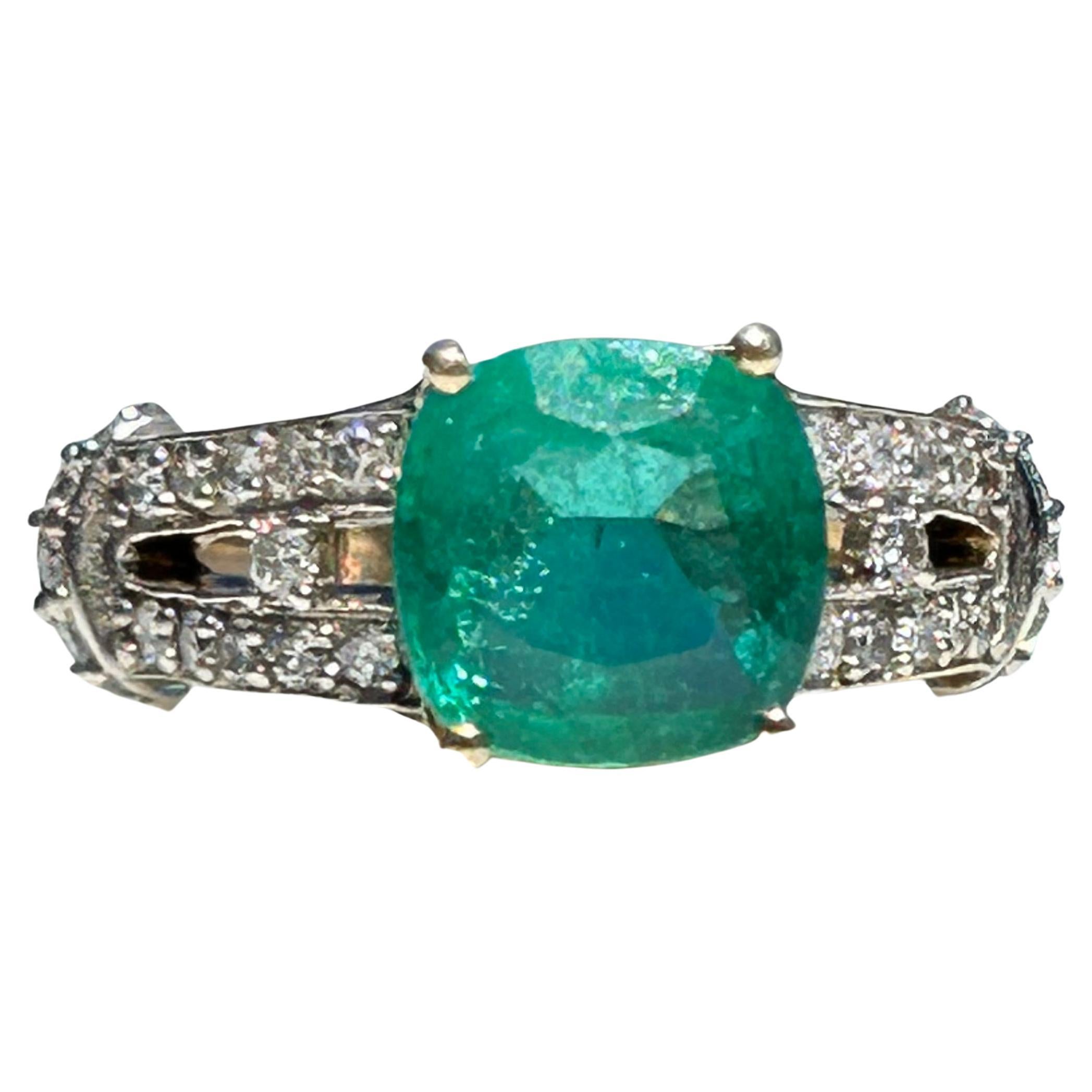 Ein wunderschöner, glamouröser Ring mit 2,5 Karat kissenförmigem natürlichem Smaragd und Diamanten mit mittlerer bis starker Sättigung und Transparenz. Minimale Einschlüsse, die mit bloßem Auge sichtbar sind (mäßige Einschlüsse unter