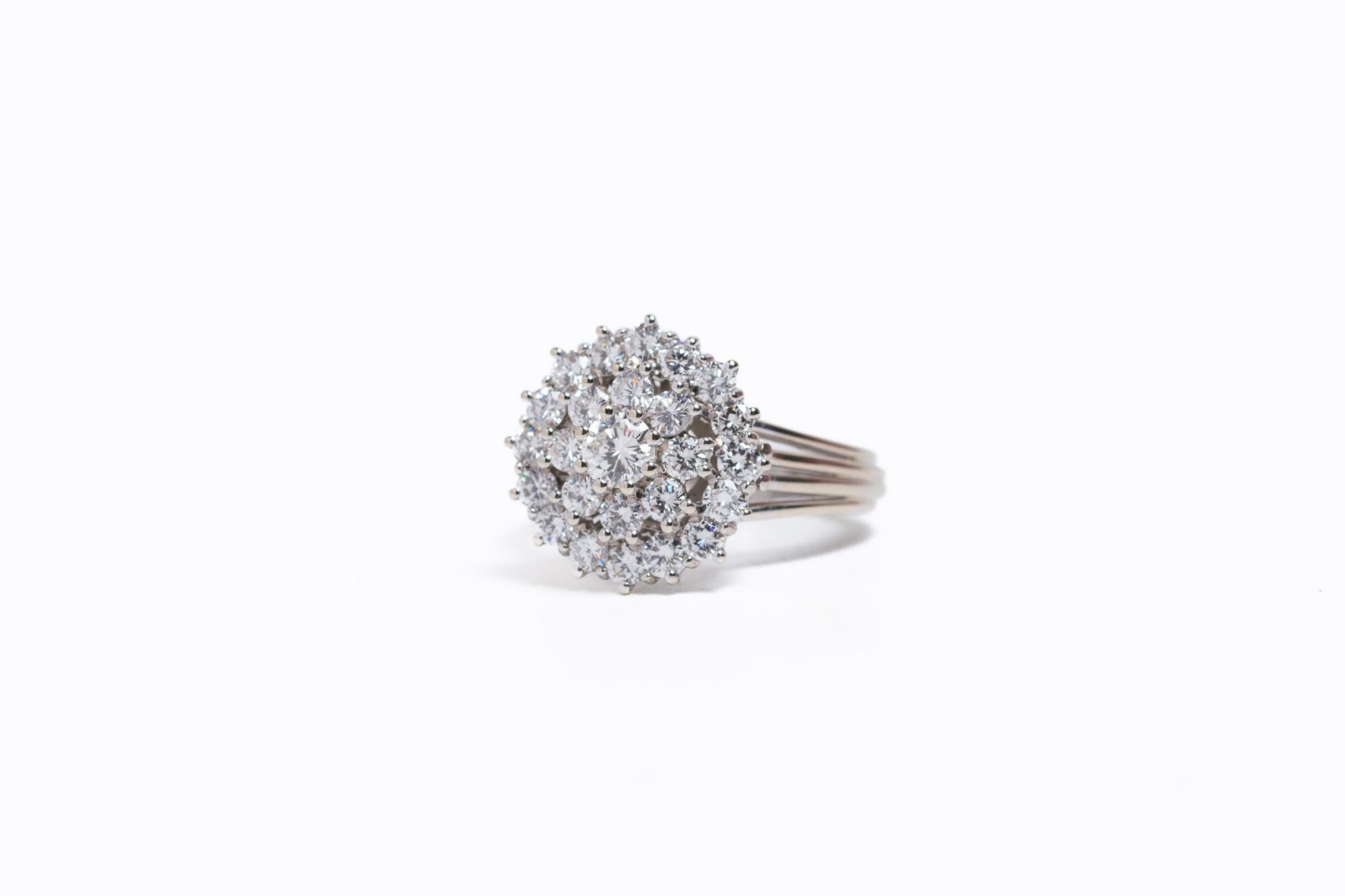 Contemporaneo Anello a tre livelli con diamante d'epoca in oro 18 ct. in vendita