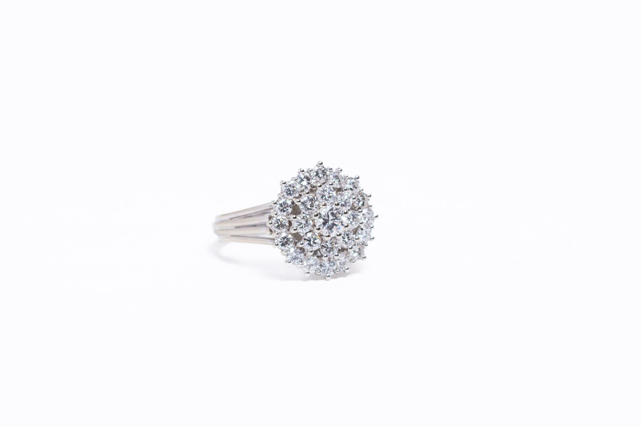 Taglio brillante Anello a tre livelli con diamante d'epoca in oro 18 ct. in vendita
