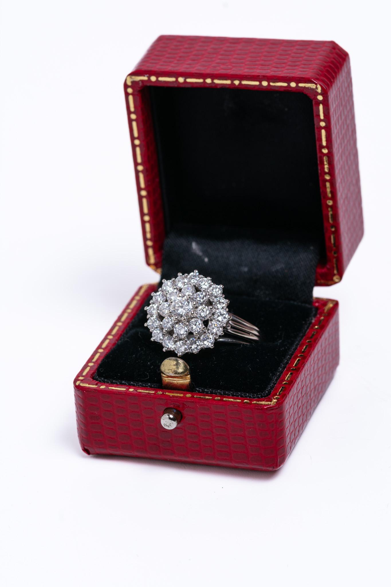 Questo eccezionale ed elegante anello a grappolo di diamanti rotondi della fine del XX secolo è realizzato in oro bianco massiccio da 18 carati e presenta 25 diamanti a taglio brillante in un design a grappolo su tre livelli, per un peso totale
