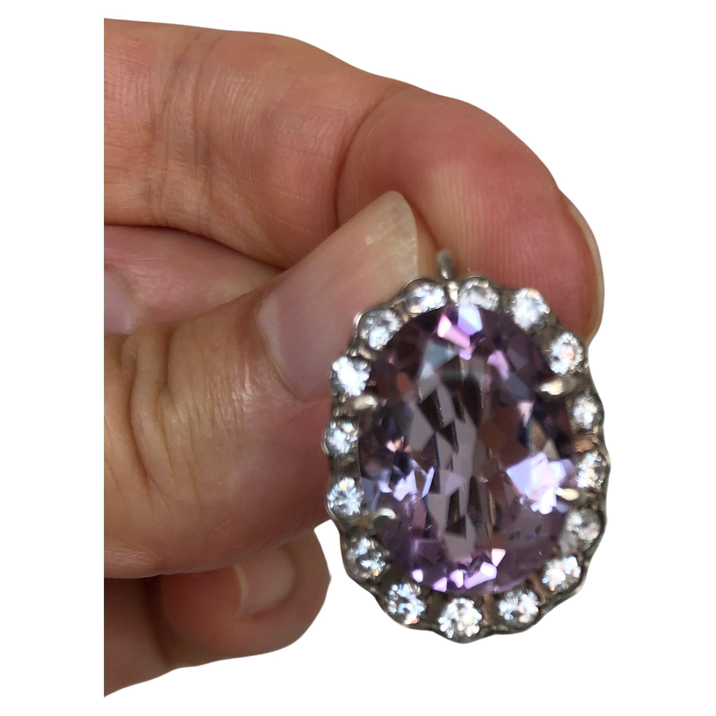  Par de pendientes vintage europeos de amatista. Preciosa amatista ovalada grande rodeada de  brillantes circonitas cúbicas,  montada en plata de ley marcada 925, de unos 0,98 por 0,78 centímetros, pesa unos 13 gramos.