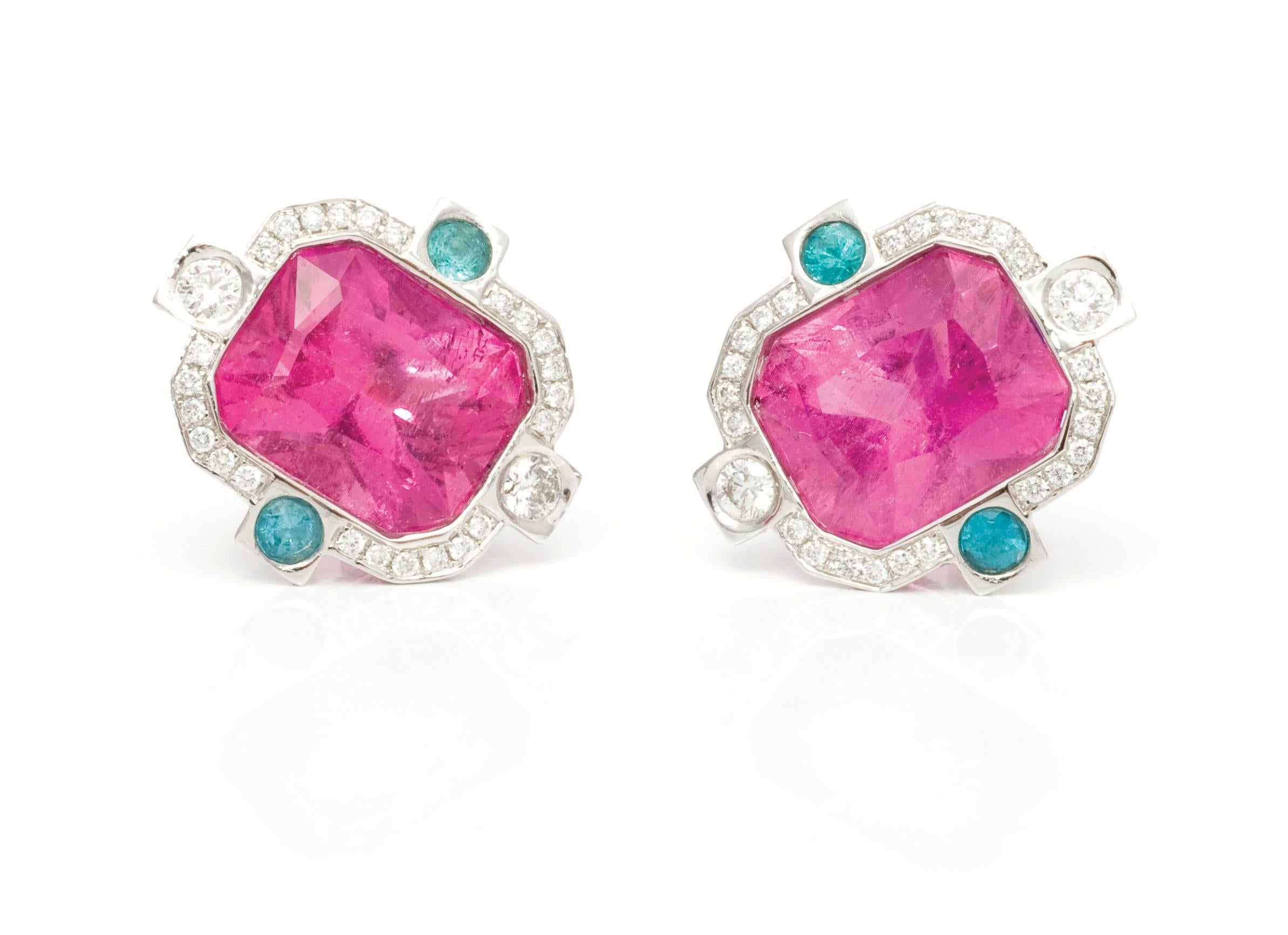 Spectacular matching hot pink emerald cut Rubellites with contrasting neon turquoise Paraiba tourmalines and white diamonds

Gemstone weight:
2 Rubellite tourmalines: 8.33 cts 
4 Paraiba tourmalines: 0.41 ct
204 VS brilliant diamonds: