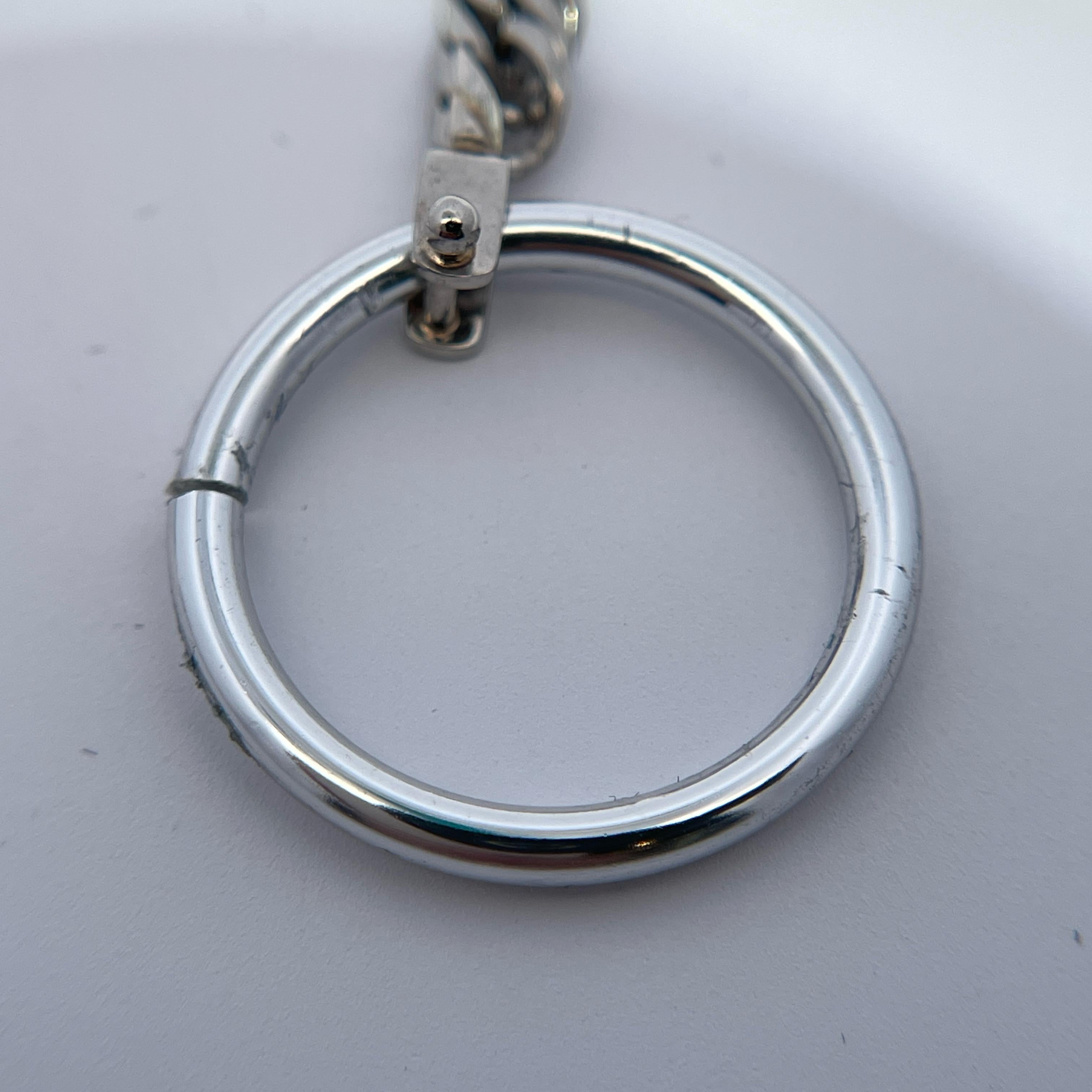 Descubre el refinado encanto de esta pulsera de eslabones cubanos de platino, un sofisticado accesorio diseñado para realzar cualquier atuendo. Elaborada con precisión, esta pulsera luce una elegante cadena de platino pulido que irradia una