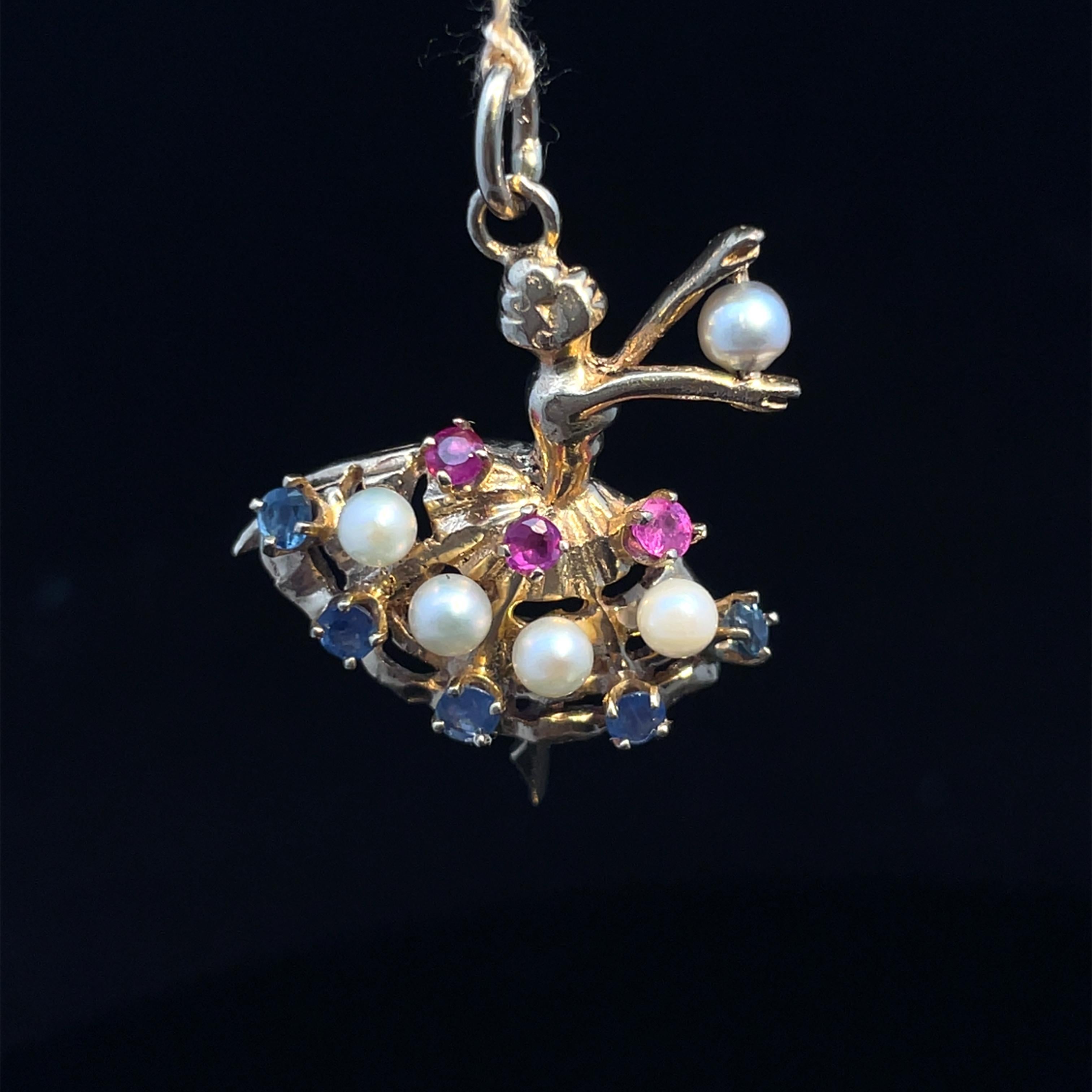 Eleva la tua collezione di gioielli con il nostro raffinato ciondolo Ballerina, un pezzo straordinario realizzato in lussuoso oro giallo 14 carati. Questo incantevole ciondolo presenta un grazioso disegno di ballerina ornato da una deliziosa serie