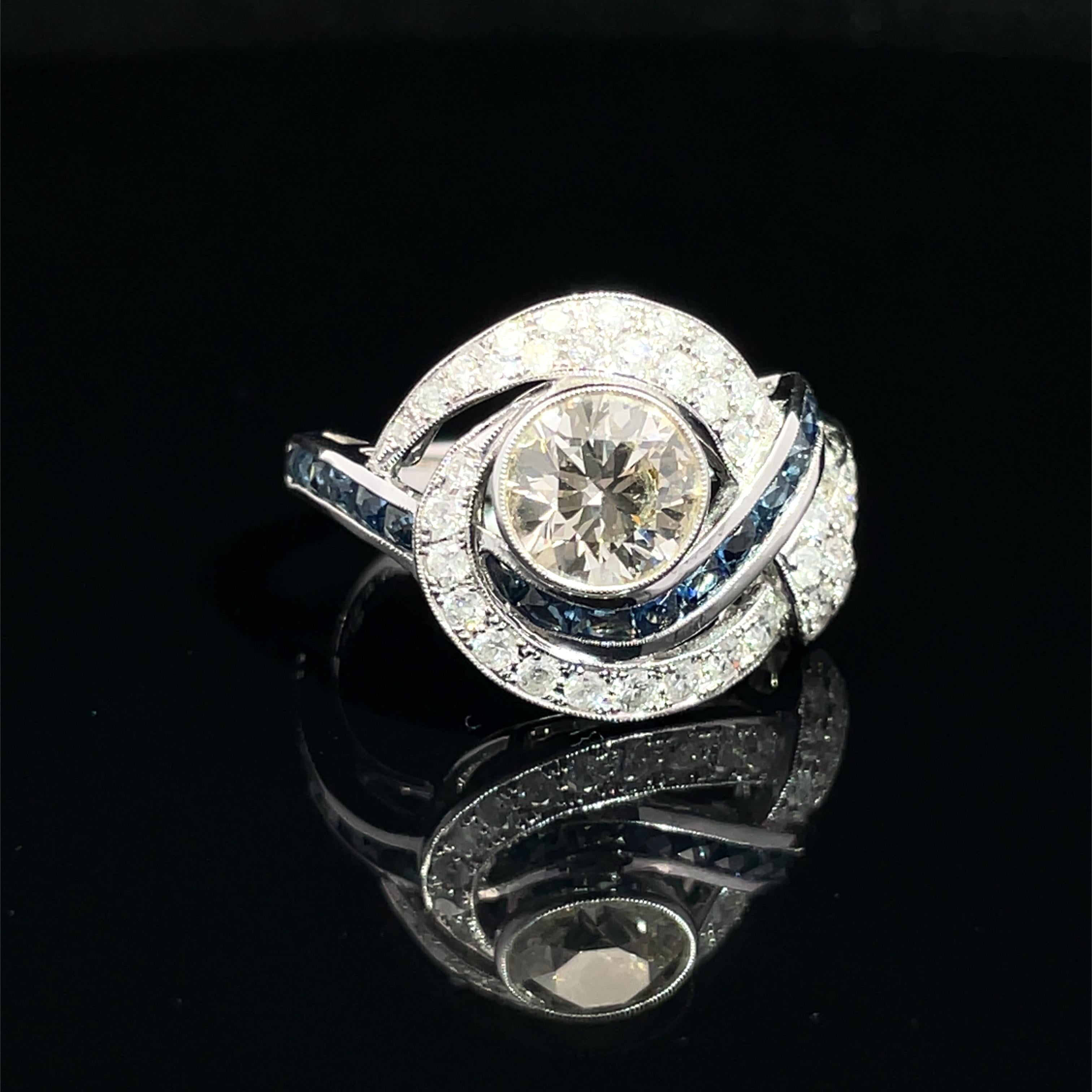 Erhöhen Sie Ihre Eleganz mit diesem atemberaubenden Ring aus einem natürlichen Diamanten und einem blauen Saphir, einem wahren Meisterwerk aus luxuriösem 18-karätigem Weißgold. Dieses exquisite Schmuckstück ist mit einem atemberaubenden runden