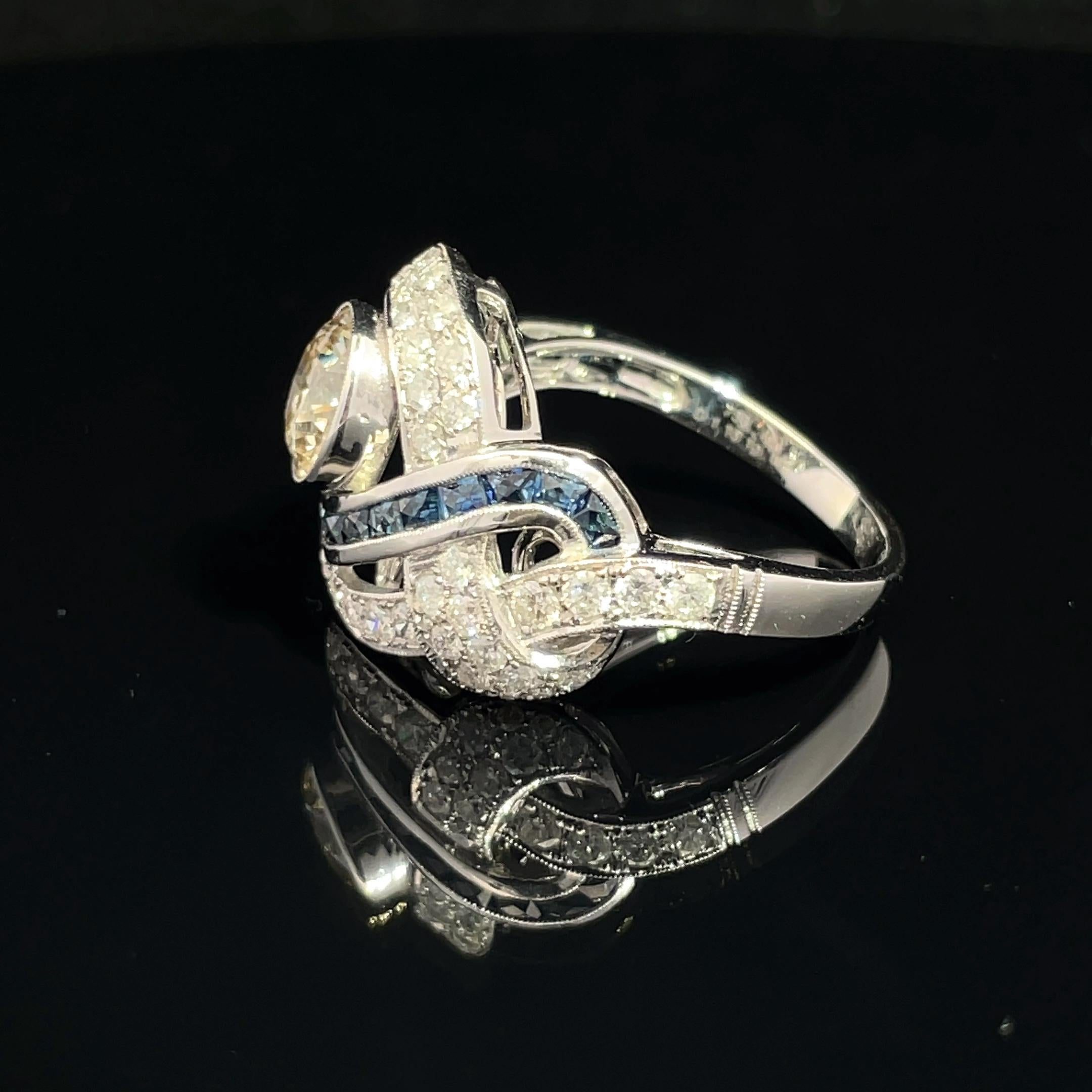 Ring aus 18 Karat Weißgold mit wirbelndem blauem Saphir und natürlichem Diamant (Moderne) im Angebot