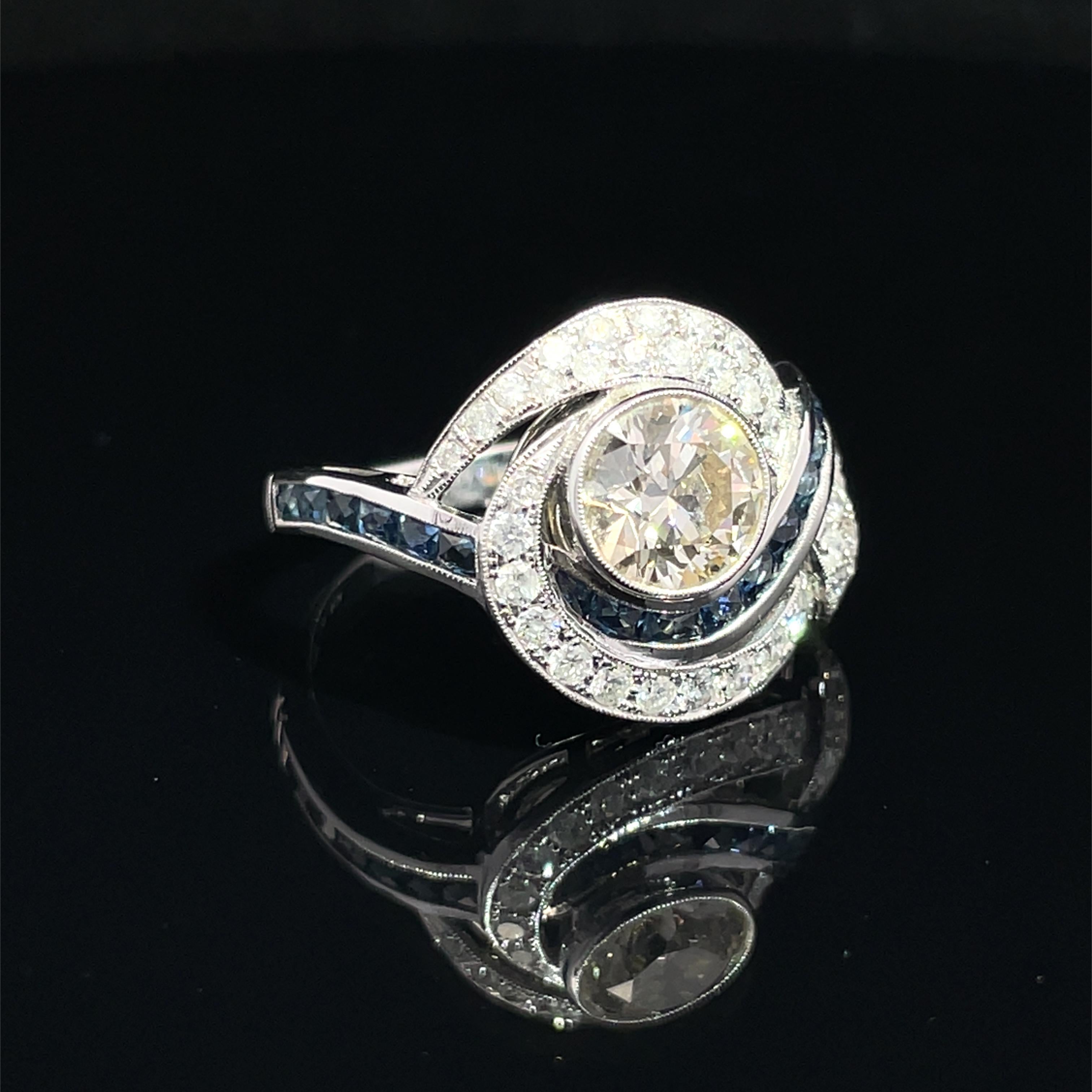 Ring aus 18 Karat Weißgold mit wirbelndem blauem Saphir und natürlichem Diamant im Zustand „Hervorragend“ im Angebot in New York, NY