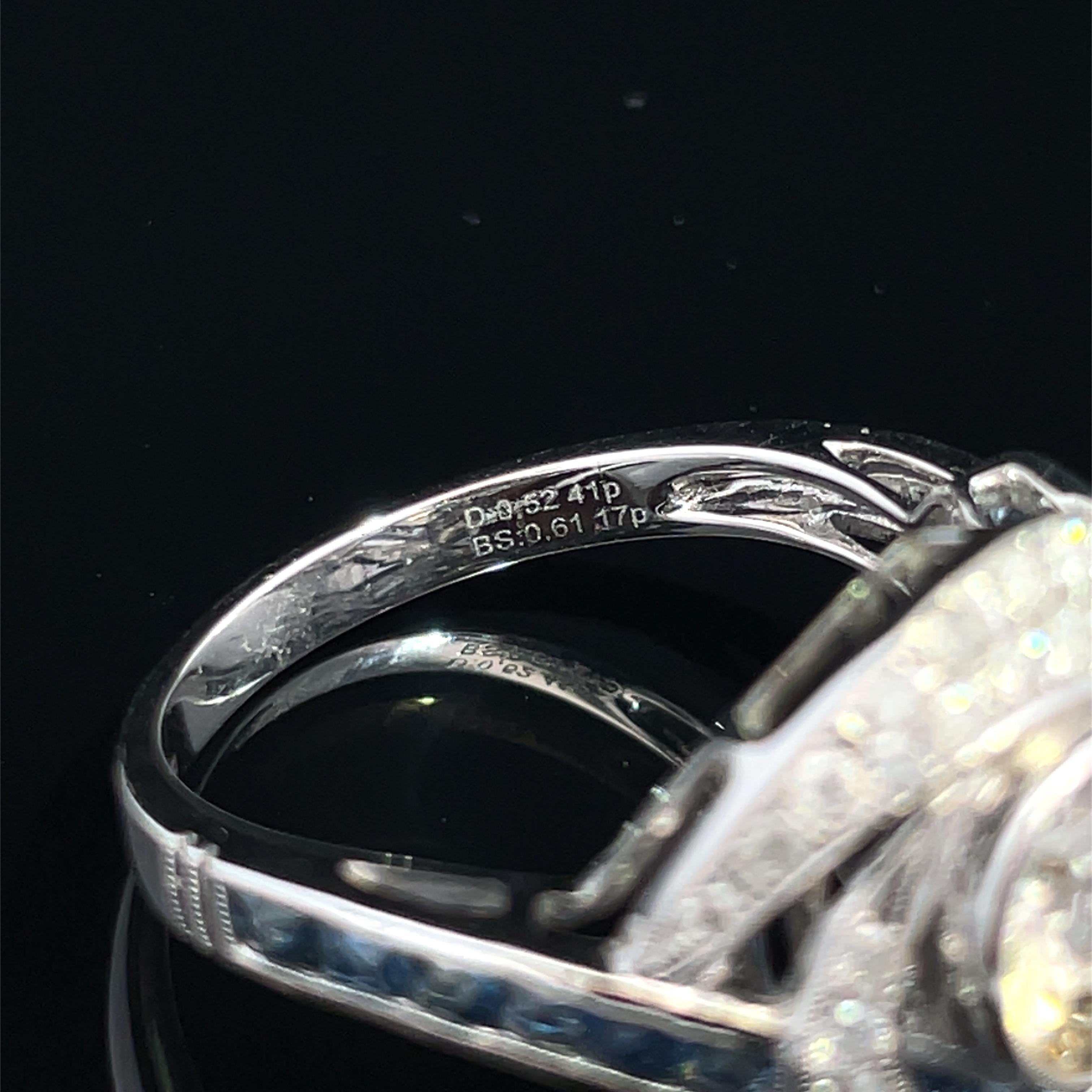 Ring aus 18 Karat Weißgold mit wirbelndem blauem Saphir und natürlichem Diamant im Angebot 1