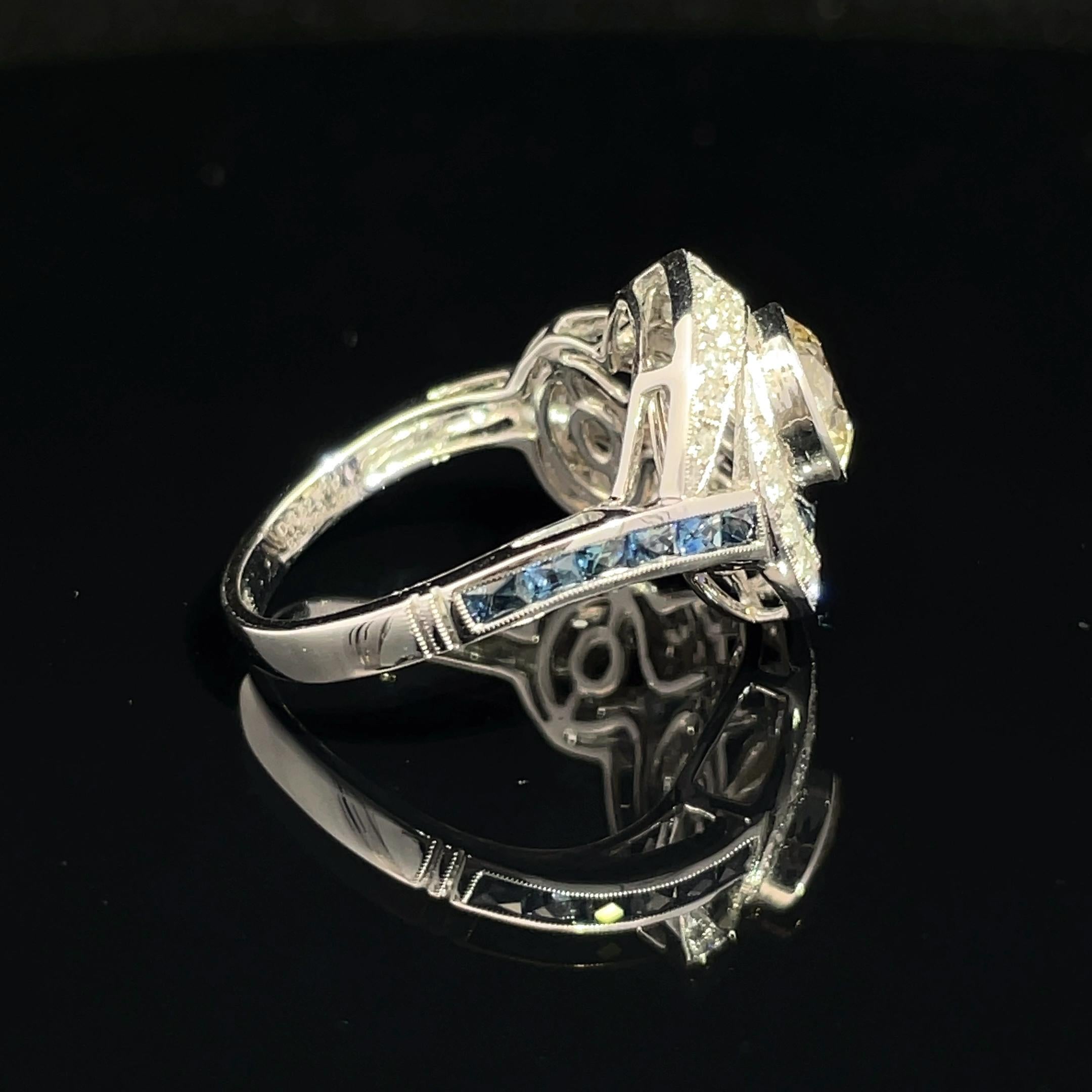 Ring aus 18 Karat Weißgold mit wirbelndem blauem Saphir und natürlichem Diamant im Angebot 3
