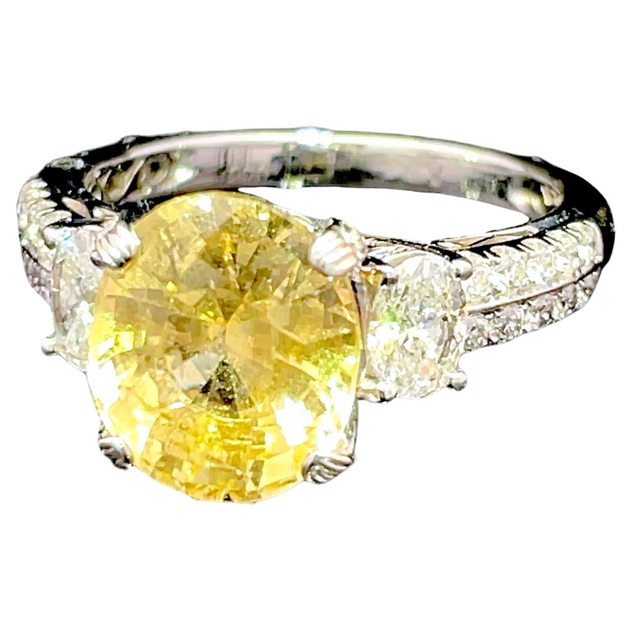 Anello con zaffiro giallo e diamante in oro bianco 18k