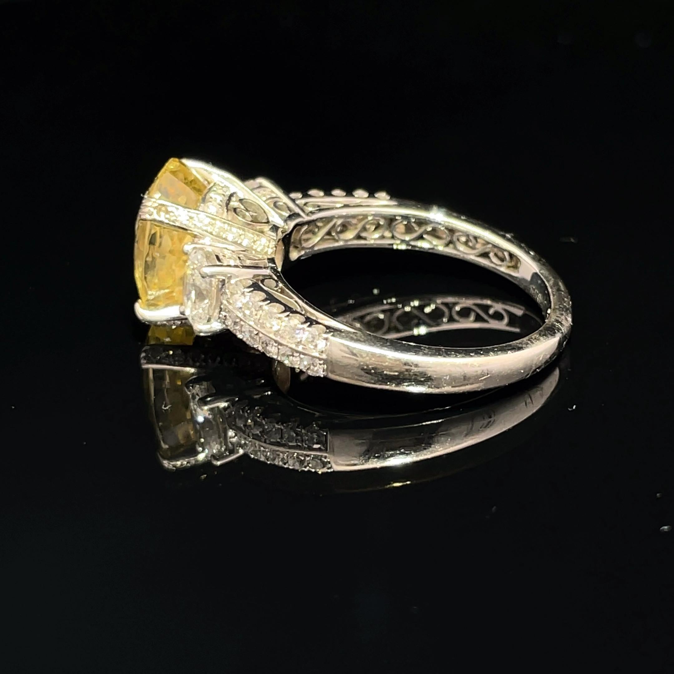18k Weißgold Gelb Saphir und Diamant Ring (Ovalschliff) im Angebot