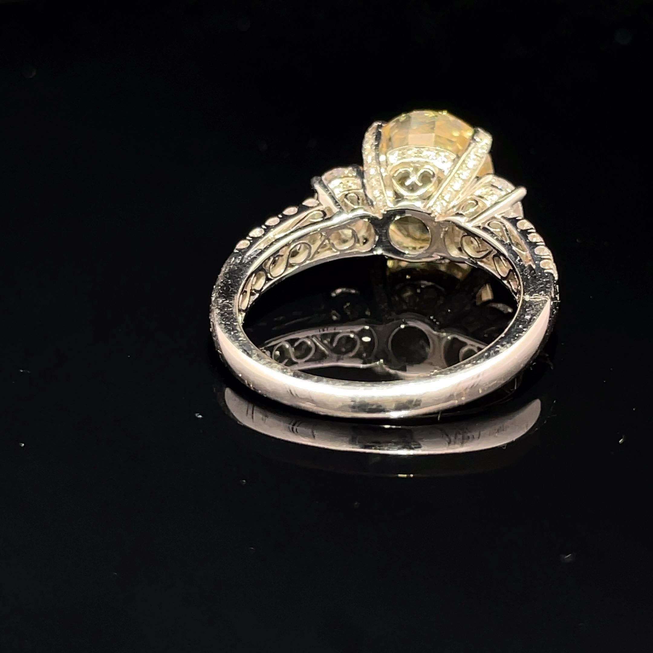 18k Weißgold Gelb Saphir und Diamant Ring im Zustand „Hervorragend“ im Angebot in New York, NY