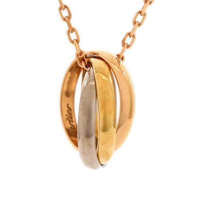 Eleva la tua collezione di gioielli con questa squisita collana d'oro Cartier del 1997, caratterizzata dall'iconico design Trinity Ring. Realizzato in lussuoso oro 18 carati in tre splendidi colori - rosa, bianco e giallo - questo pezzo incarna