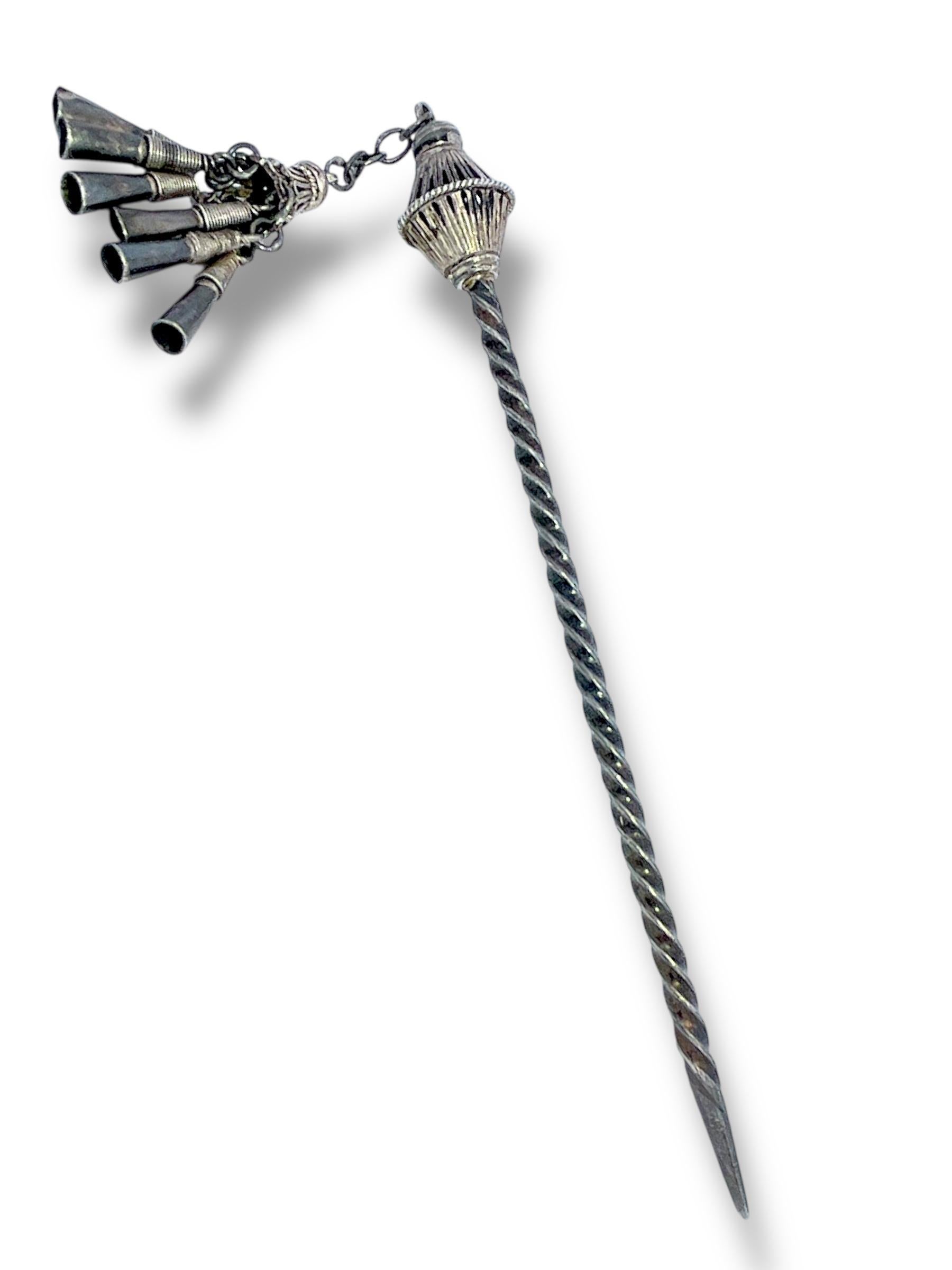 Eleva il tuo stile di acconciatura con questo squisito bastone per capelli in argento antico del 1800. Con una lunghezza di 5,5 pollici e un peso di 21,6 g, questo pezzo dal design intricato presenta un'asta attorcigliata sormontata da un elemento