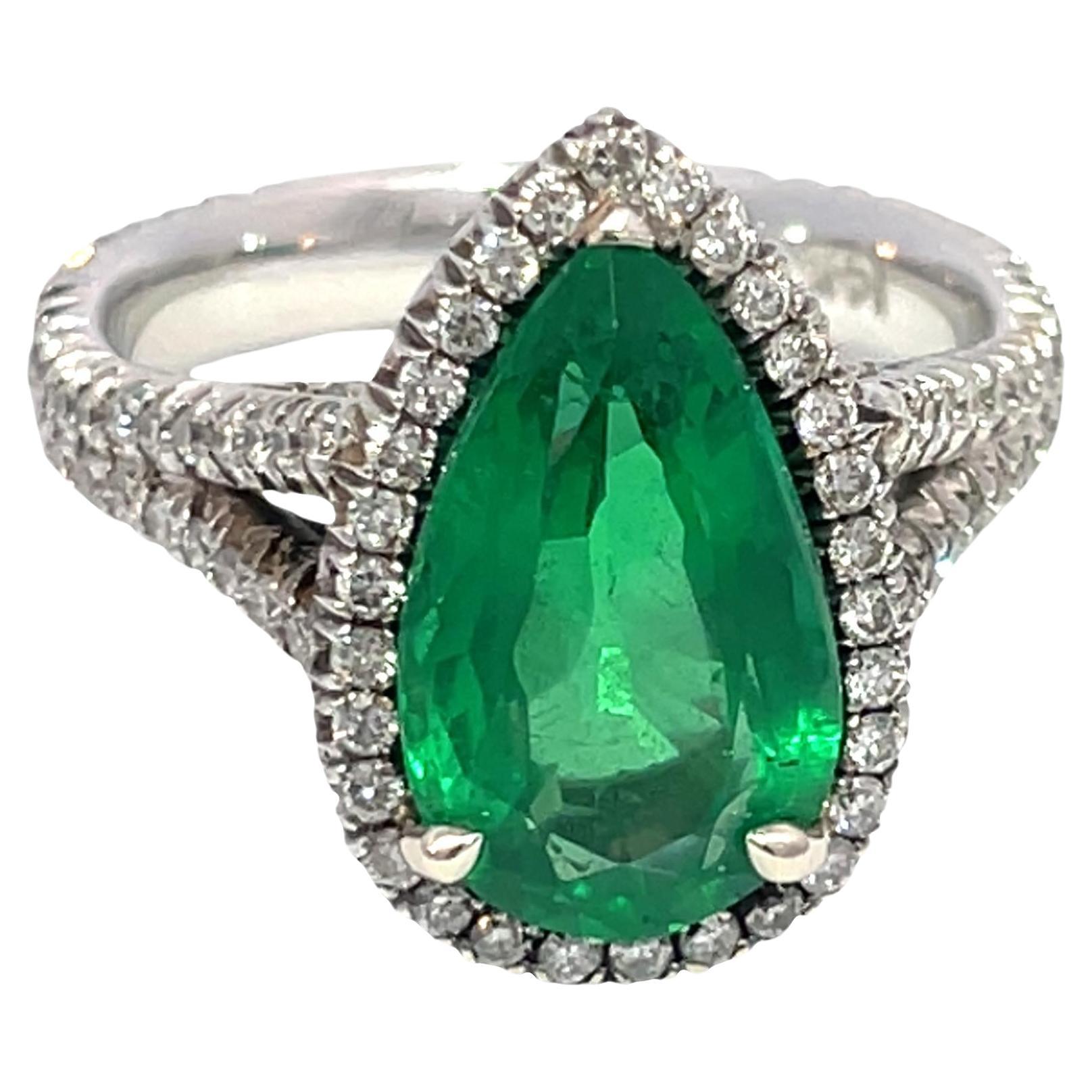 GIA-zertifizierter sambischer Birnensmaragd und natürlicher Diamant 14k Weißgoldring im Angebot