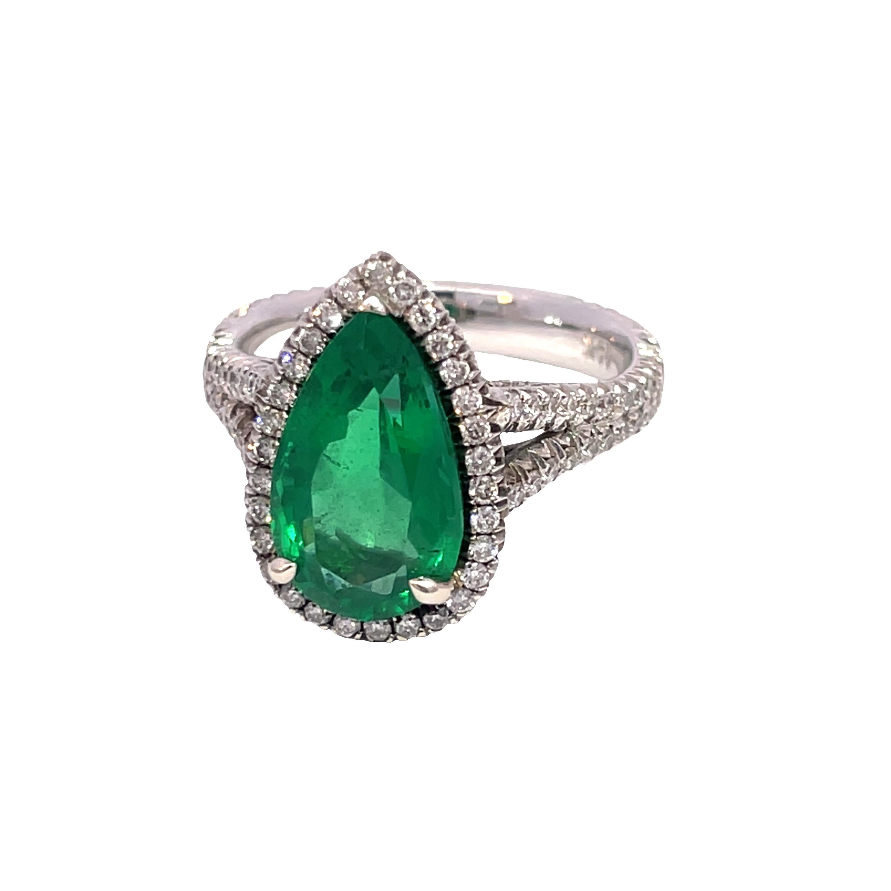 Erhöhen Sie Ihre Schmucksammlung mit diesem atemberaubenden Ring mit Smaragd und Diamant, einem wahren Meisterwerk aus luxuriösem 14-karätigem Weißgold. Das Herzstück dieses exquisiten Schmuckstücks ist ein GIA-zertifizierter sambischer Smaragd mit