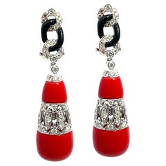 Pendants d'oreilles Art Déco en or blanc 18k avec corail, onyx et diamants