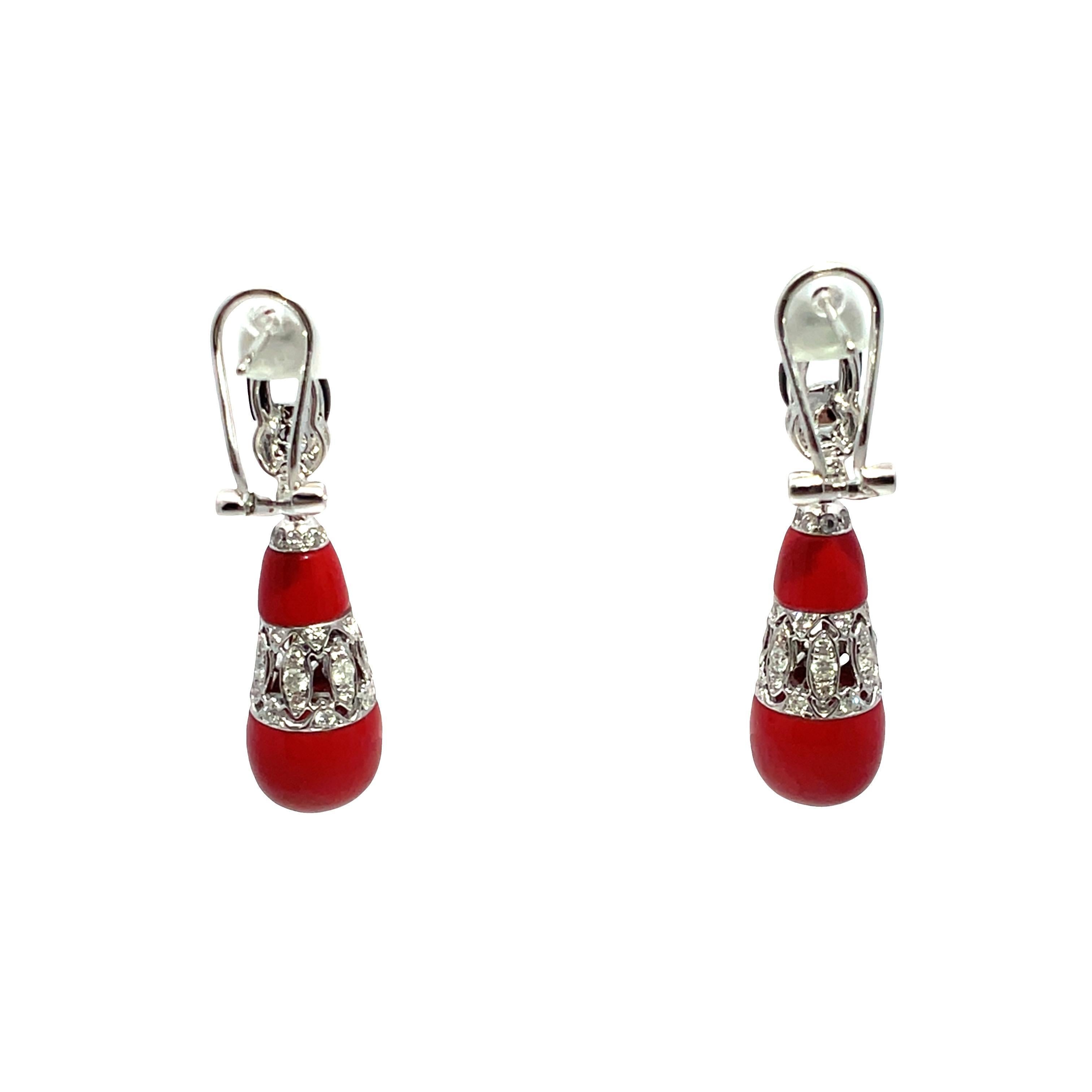 Orecchini Art Deco in oro bianco 18k con corallo, onice e diamanti in vendita 1